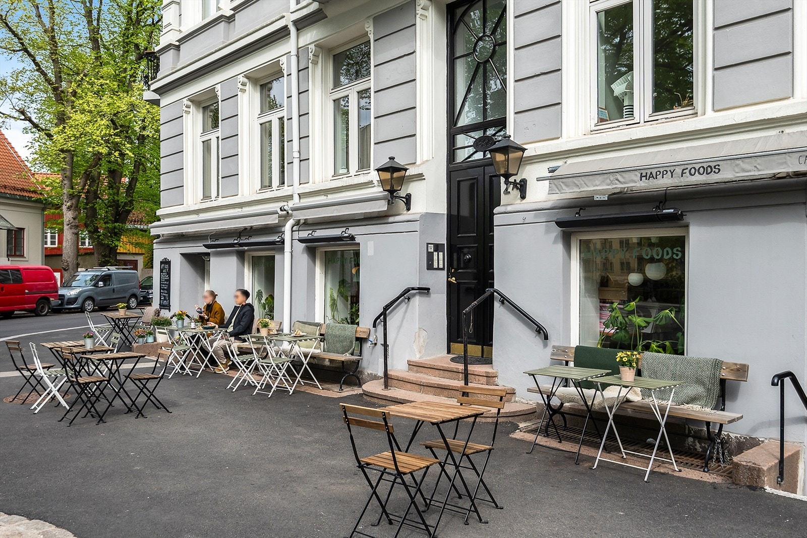 Nærområdet byr på flere nisjebutikker, kaffebarer og lokale favoritter. Kun 3-4 min gange til populære Frognparken. Galleribilde