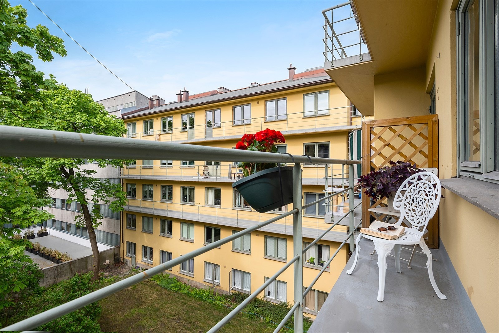 Syd-vest vendt brannbalkong vendt mot hyggelig bakgård. Galleribilde
