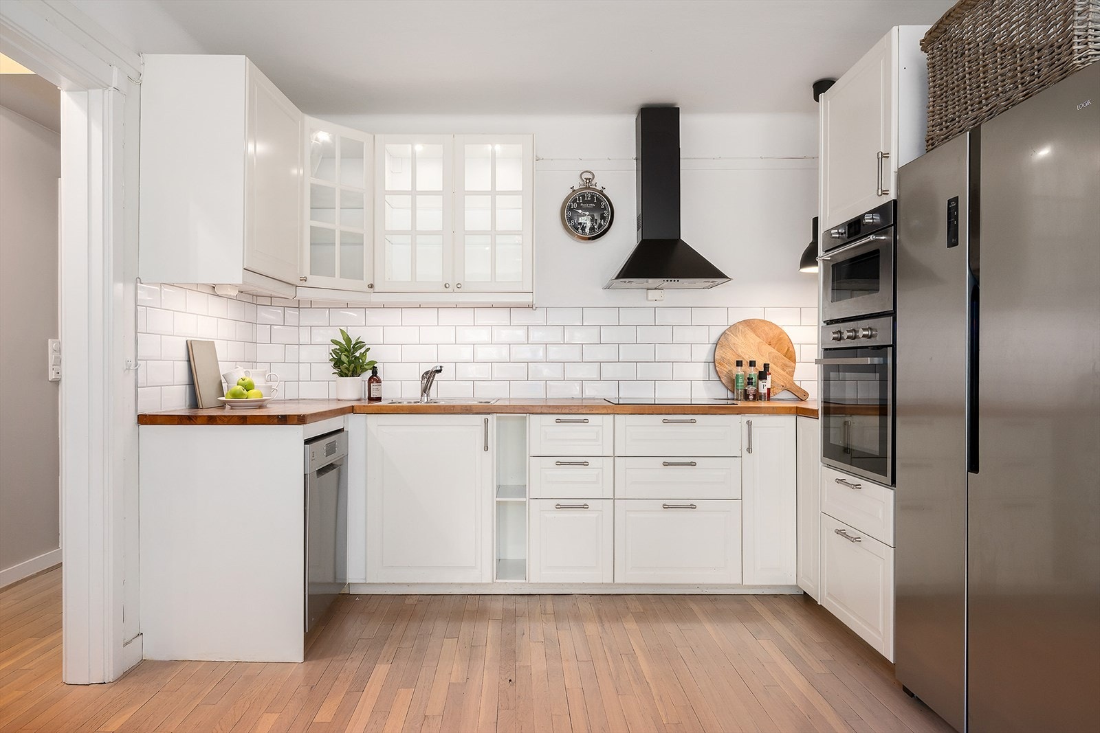 IKEA kjøkkeninnredning med profilerte fronter og heltre benkeplate. Galleribilde