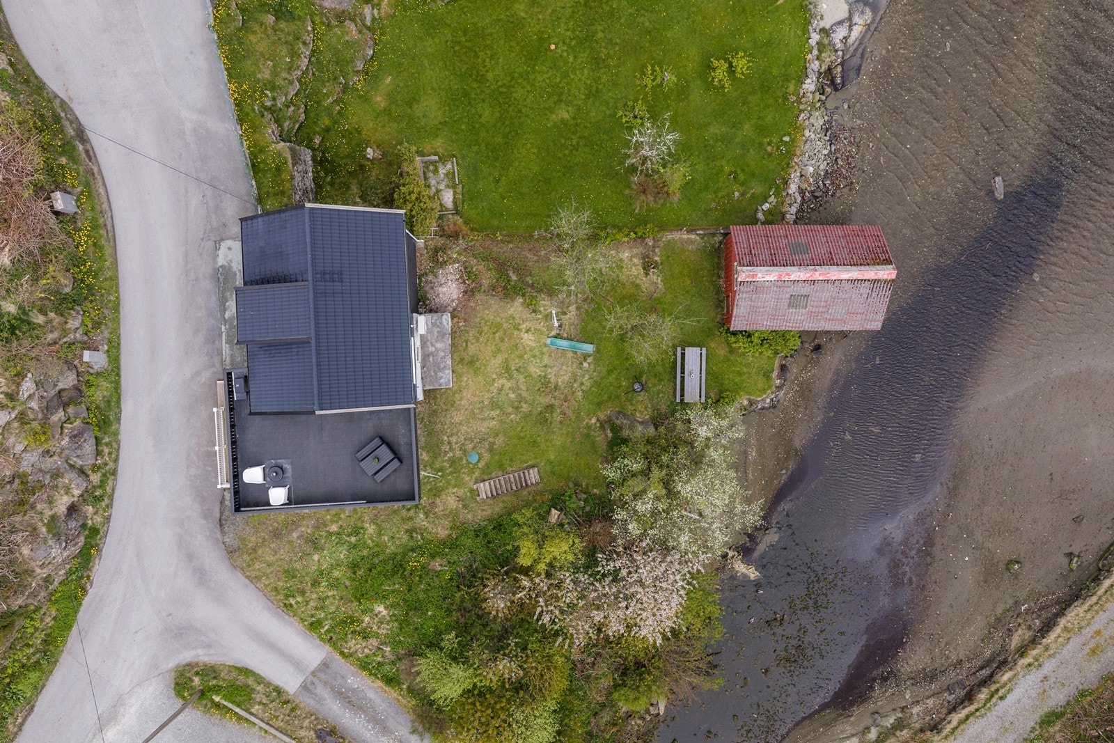 Total tomtestørrelse utgjør 560 m² - tomten er ikke nøyaktig oppmålt, avvik kan forekomme. Galleribilde