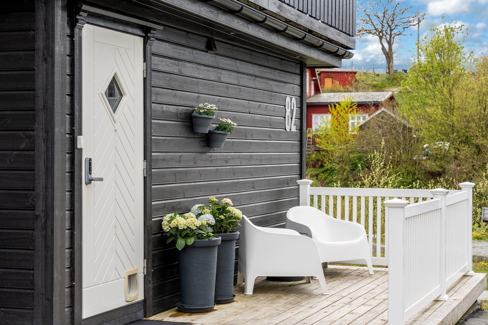Solrikt område ved inngangspartiet til boligen - med terrasseplatting på vestsiden av boligen Galleribilde