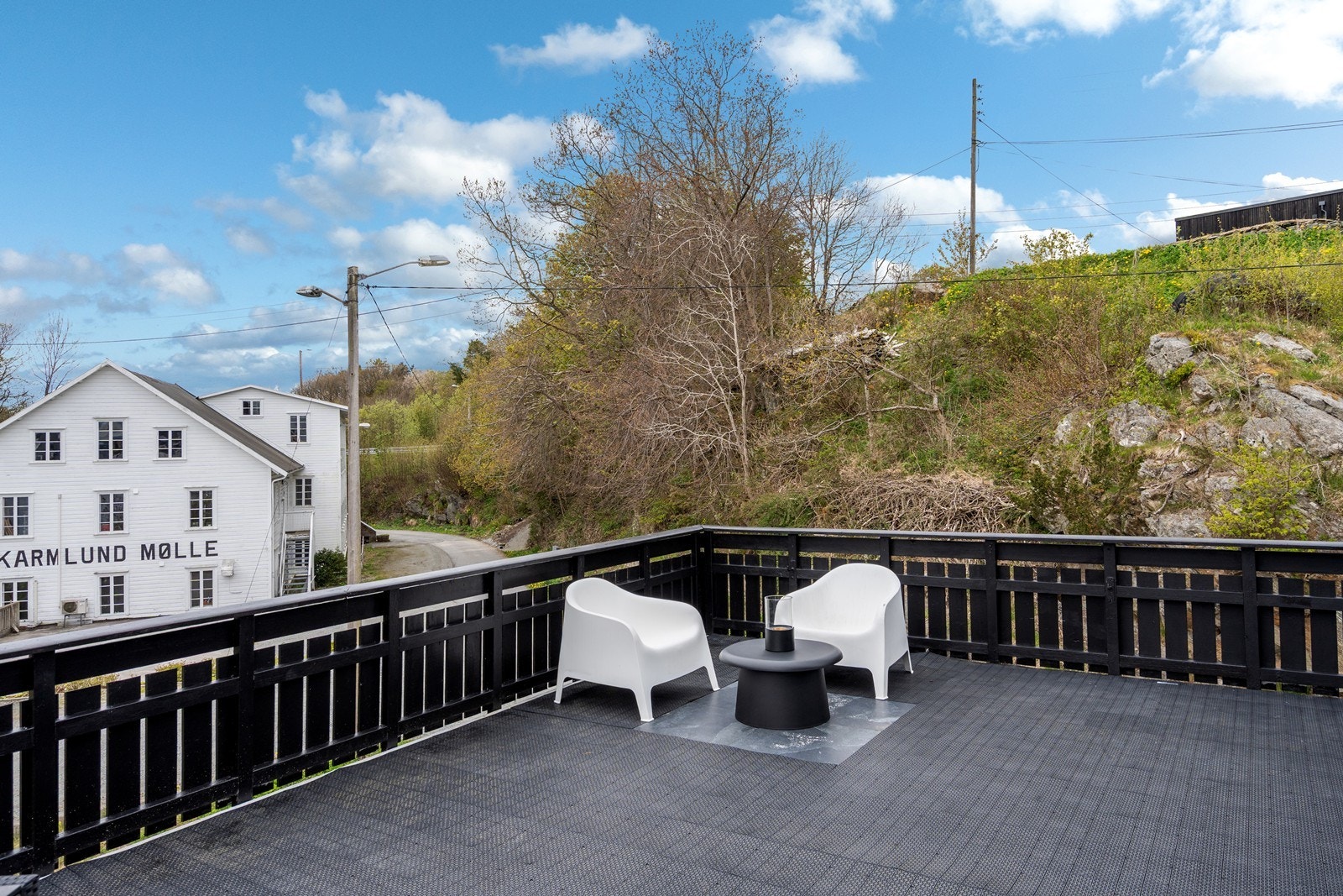Soverom 3 har utgang til en solrik terrasse på hele 38 m² - en flott uteplass med gode solforhold og plass til utemøbler og sosiale sammenkomster Galleribilde