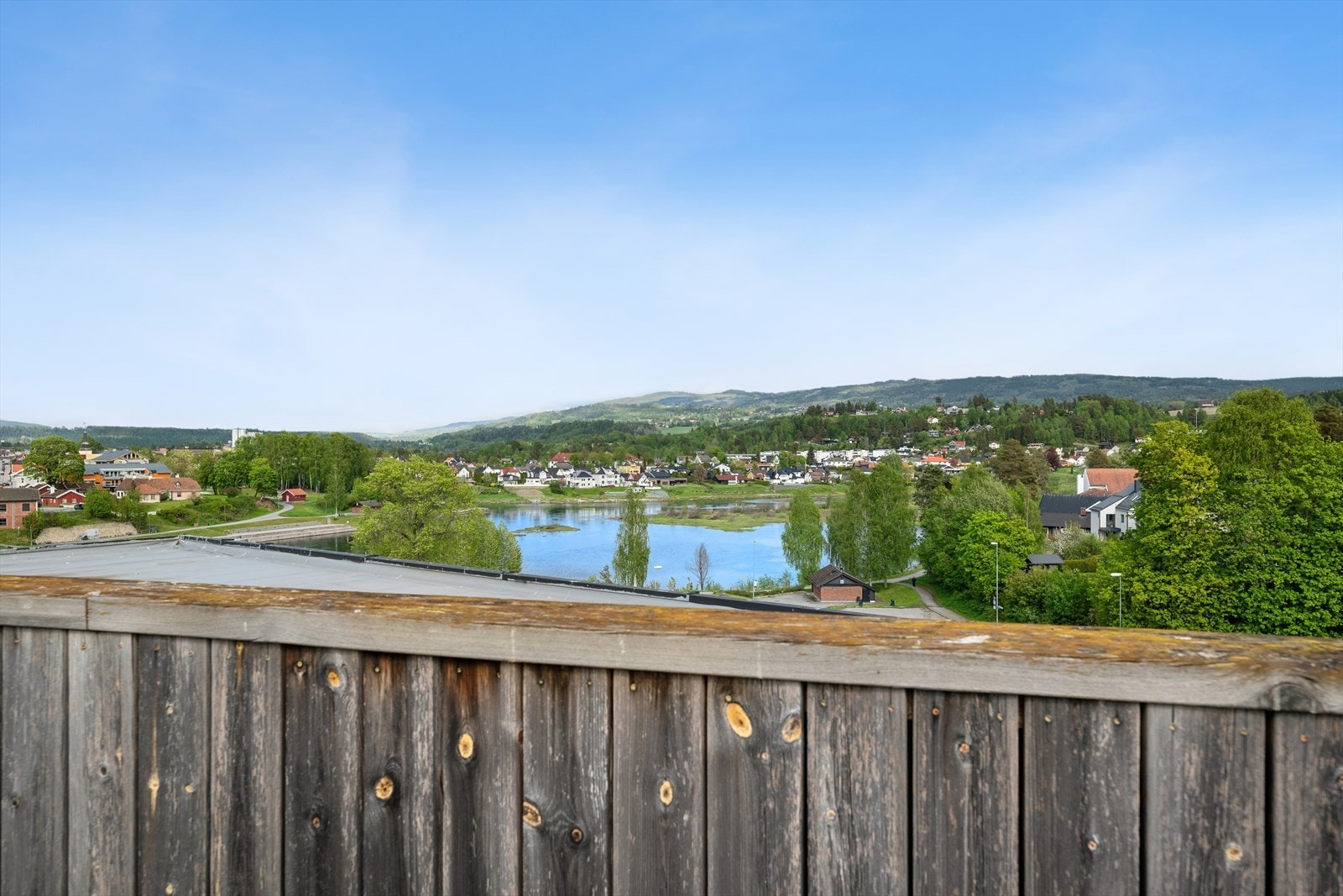 Fra takterrassen er det vid utsikt over nærområdet og omkringliggende landskap. Galleribilde