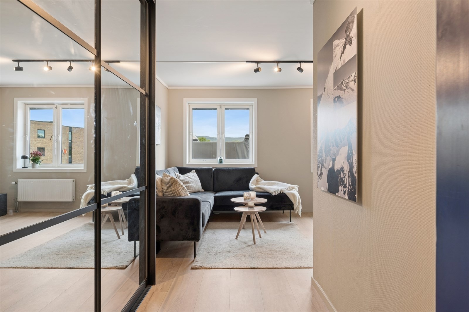 Velkommen inn! Nytt garderobeskap med skyvedør fra 2024 gir god oppbevaringsplass i entréen. Galleribilde