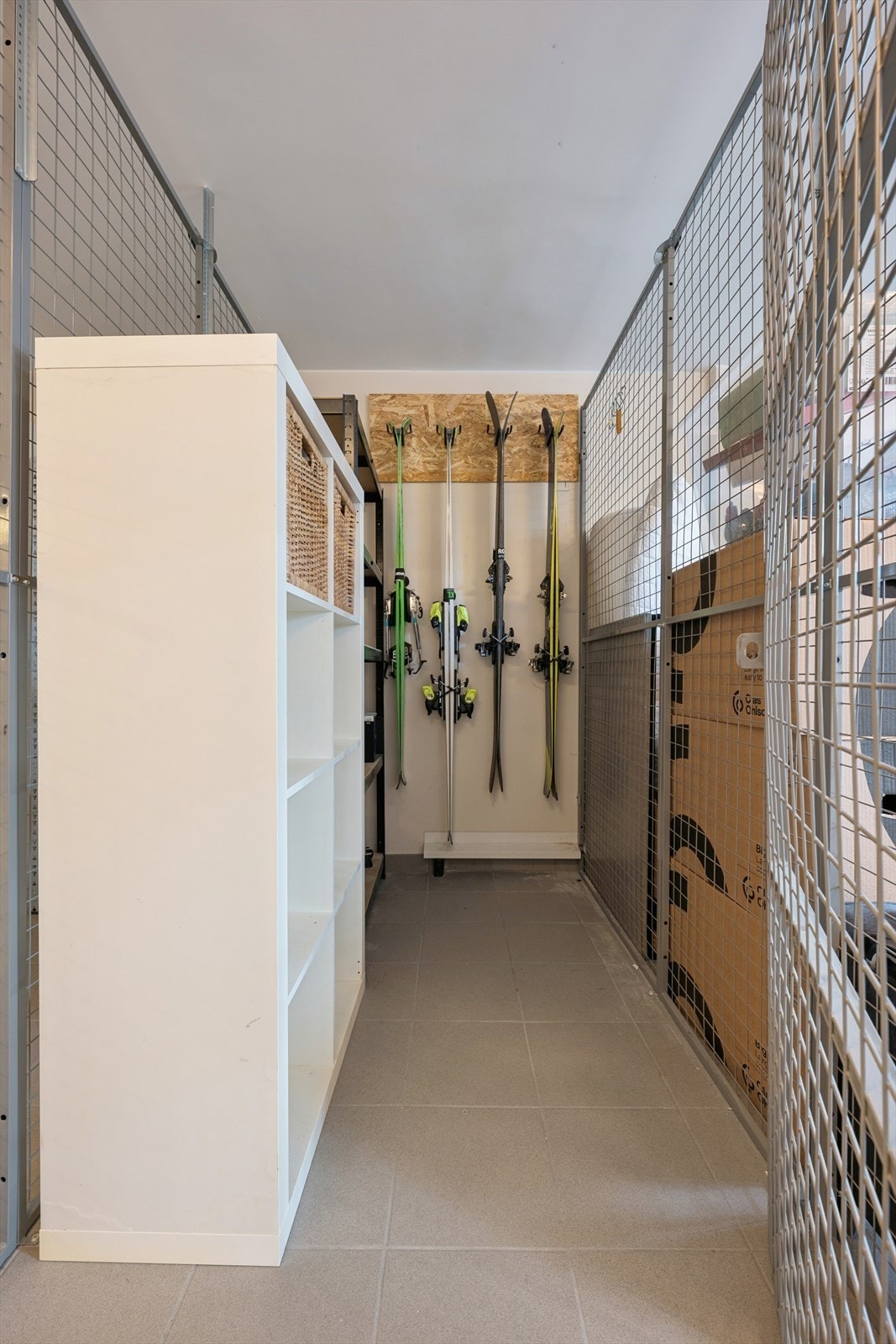 Leiligheten disponerer en egen nettingbod på 4 m² i samme etasje. Galleribilde