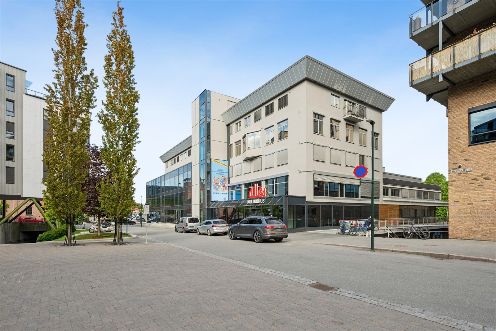 Bygget ligger med umiddelbar nærhet til servicetilbud som Kuben Senter, apotek og dagligvare. Galleribilde