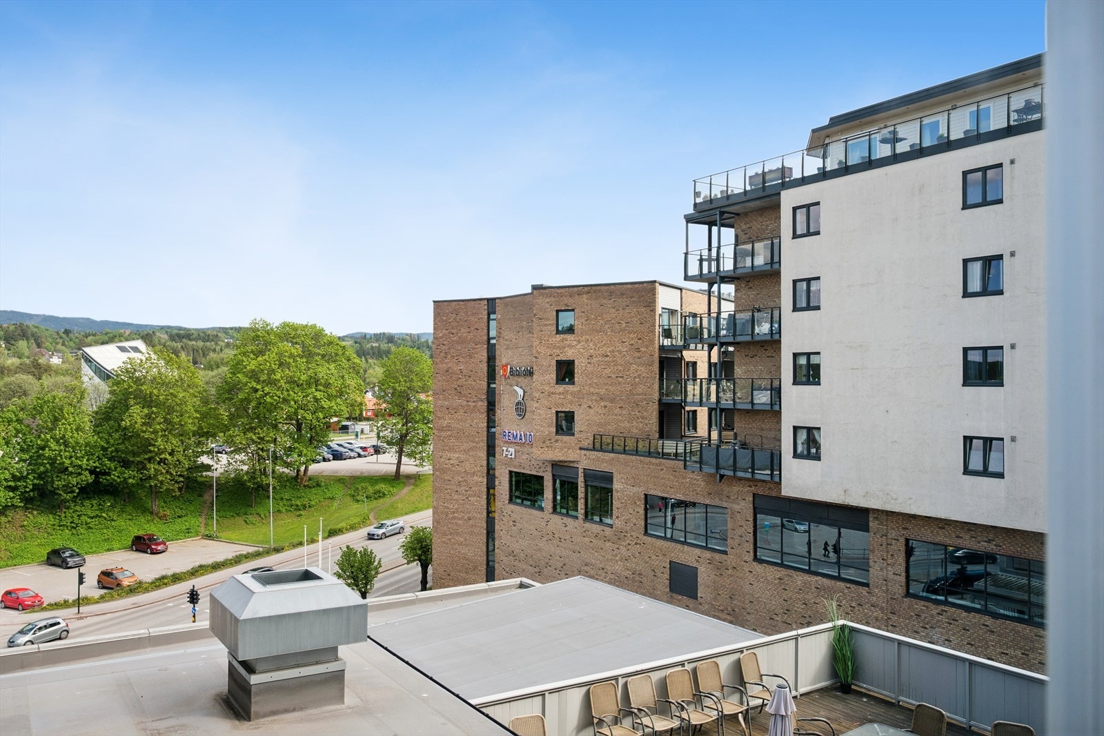 Fra leiligheten i 5. etasje er det utsyn over nærområdet. Galleribilde