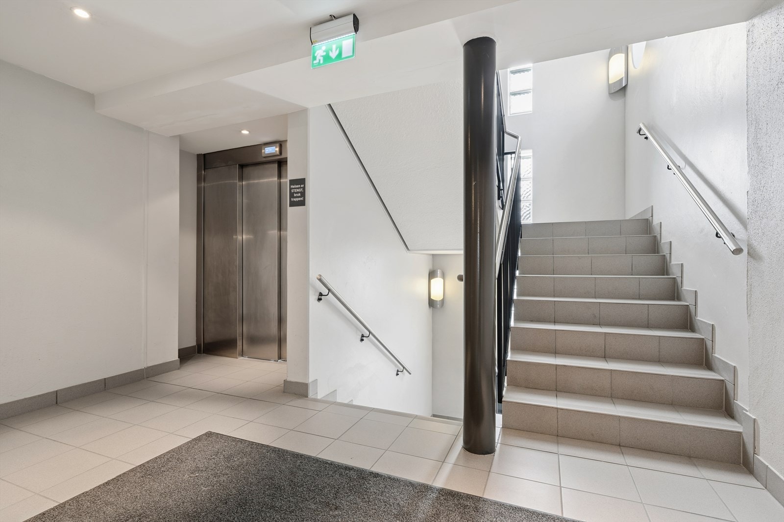 Adkomst til leiligheten i 5. etasje via felles trappehus og heis. Galleribilde