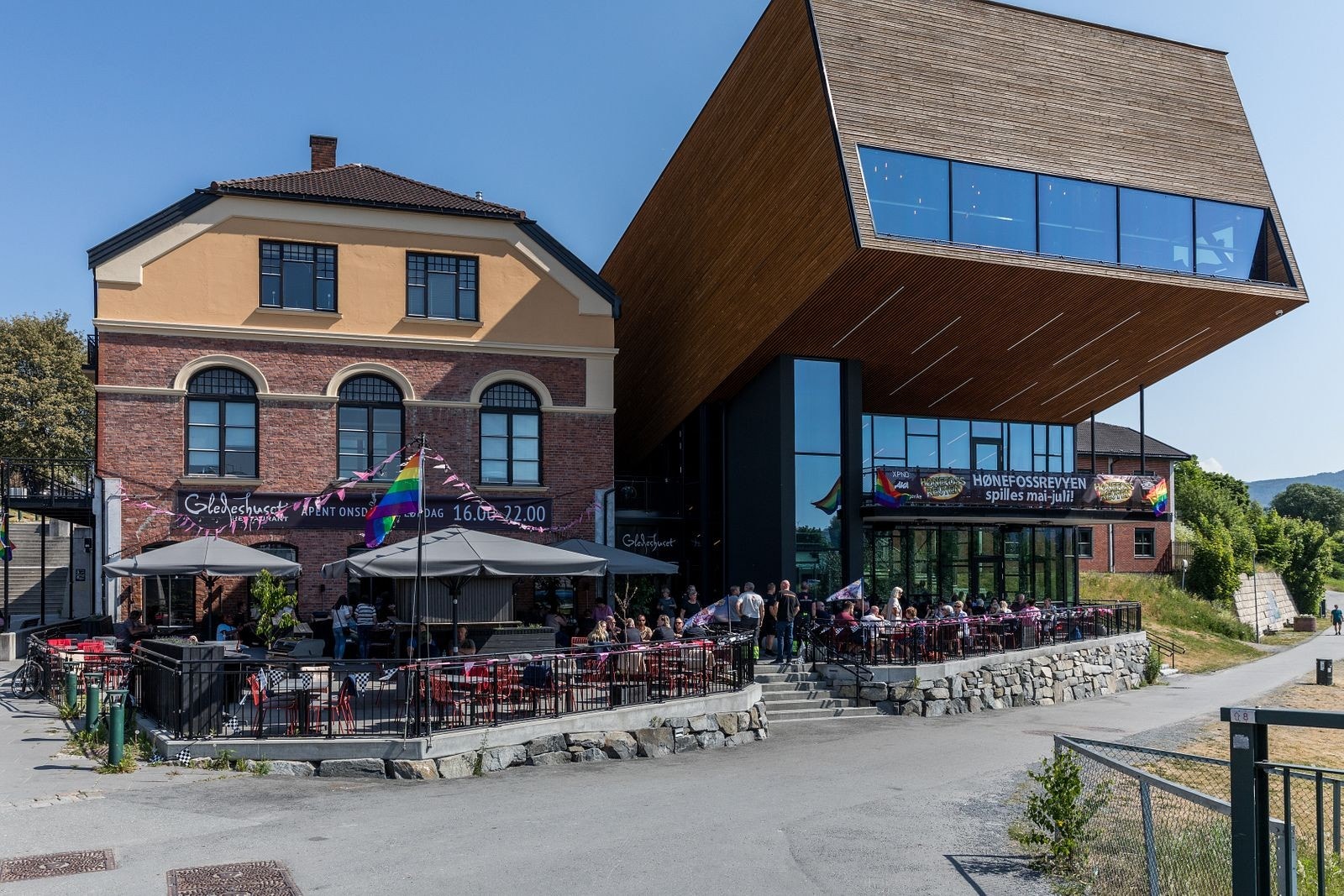 Kort gangavstand til Gledeshuset, hvor du kan nyte servering og spennende forestillinger året rundt. Perfekt for en kveld ute med venner eller familie Galleribilde