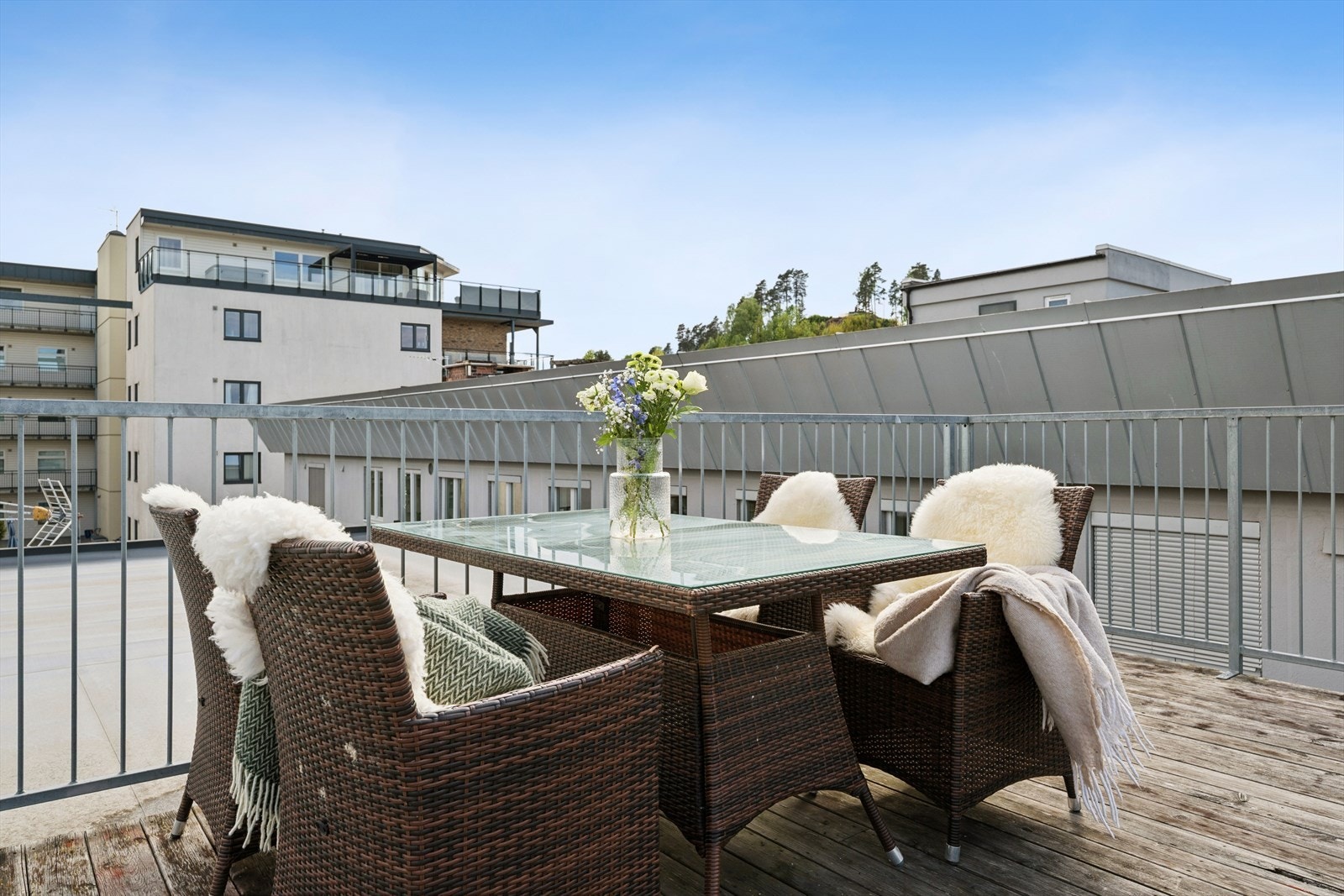 Beboerne har tilgang til en stor, felles takterrasse. Galleribilde