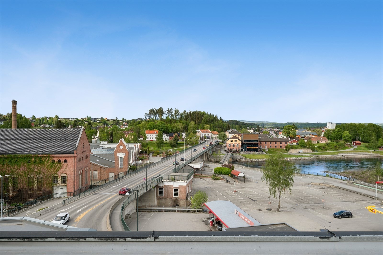 Utsikt mot Hønefoss sentrum og elven. Galleribilde