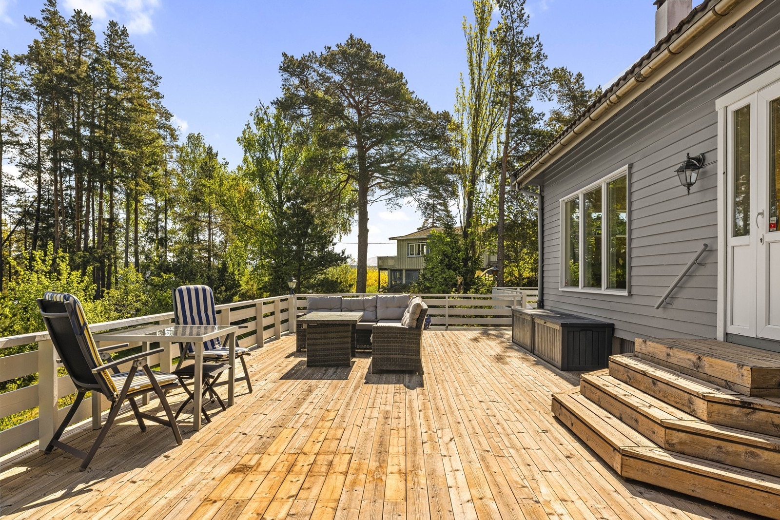 Terrassen er bygget i tre og har god plass for både spisebord og loungegruppe. Galleribilde