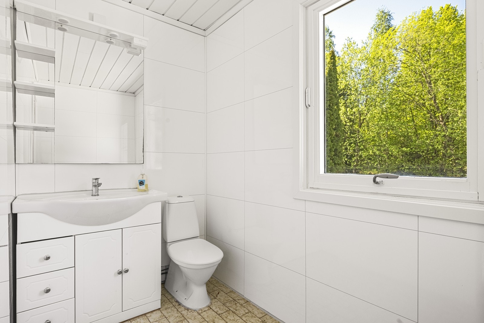 Badet i første etasje er innredet med servantmøbel, toalett og dusj. Galleribilde