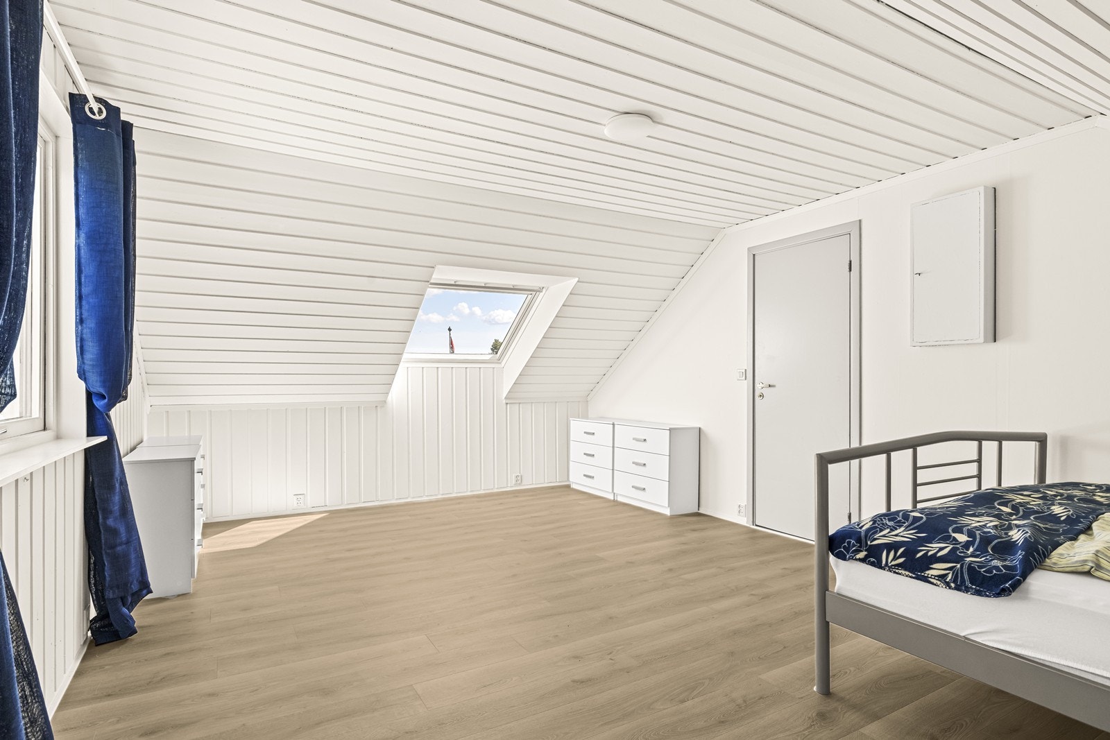 Et takvindu gir ekstra lysinnslipp til soverommet. Galleribilde