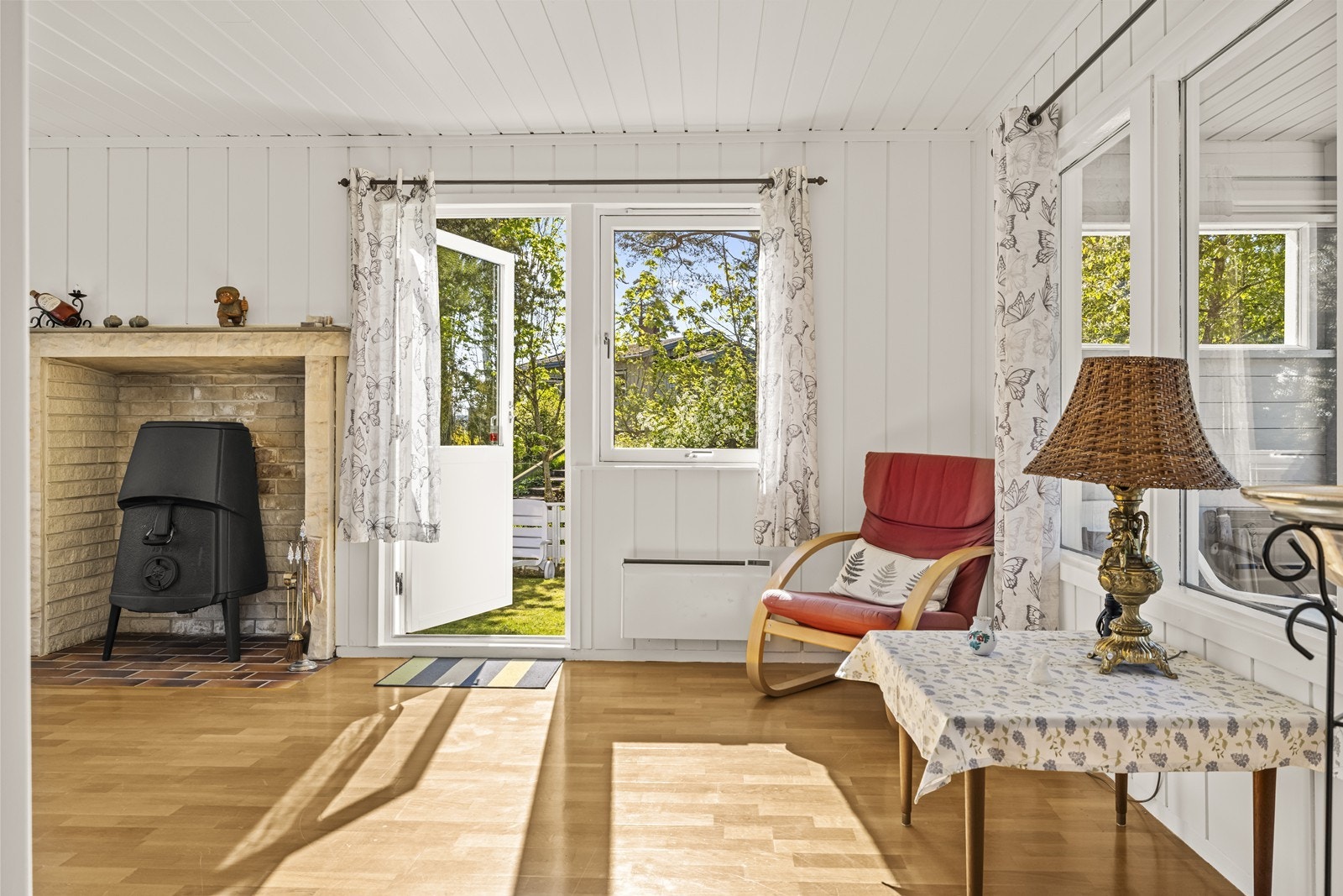 Stuen har også en egen utgang til hagen på baksiden av boligen. Galleribilde