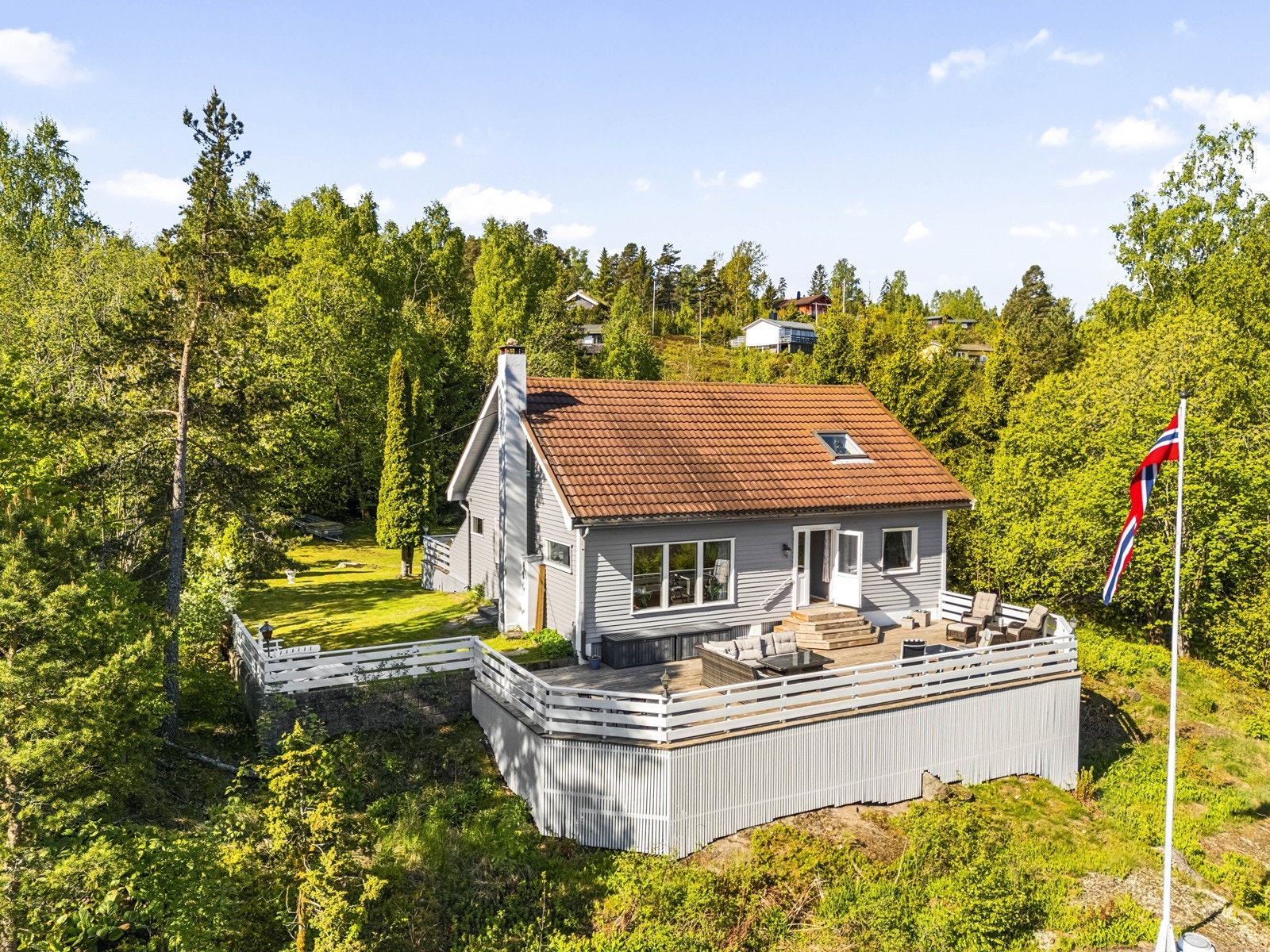 Boligen ligger fint plassert på tomten, med gode uteområder og utsikt. Galleribilde