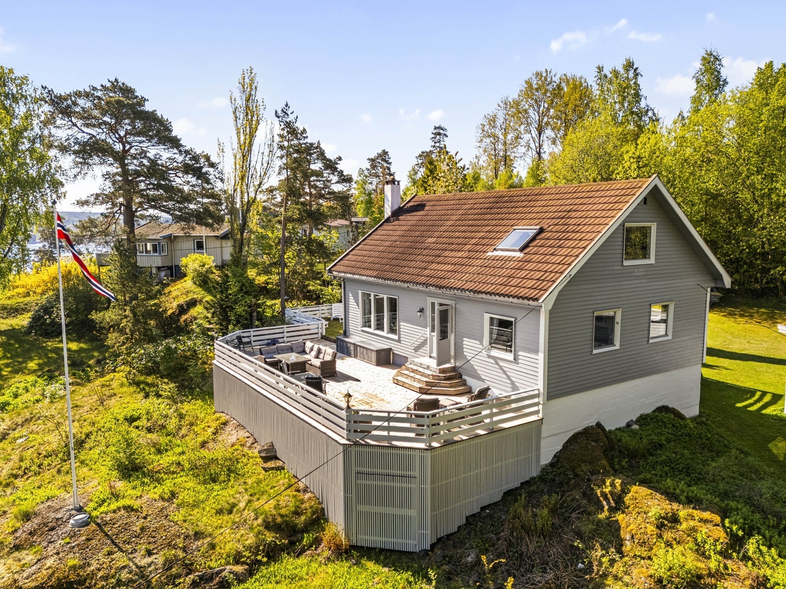 Fra eiendommen er det flott utsikt mot sjøen og omkringliggende landskap. Galleribilde