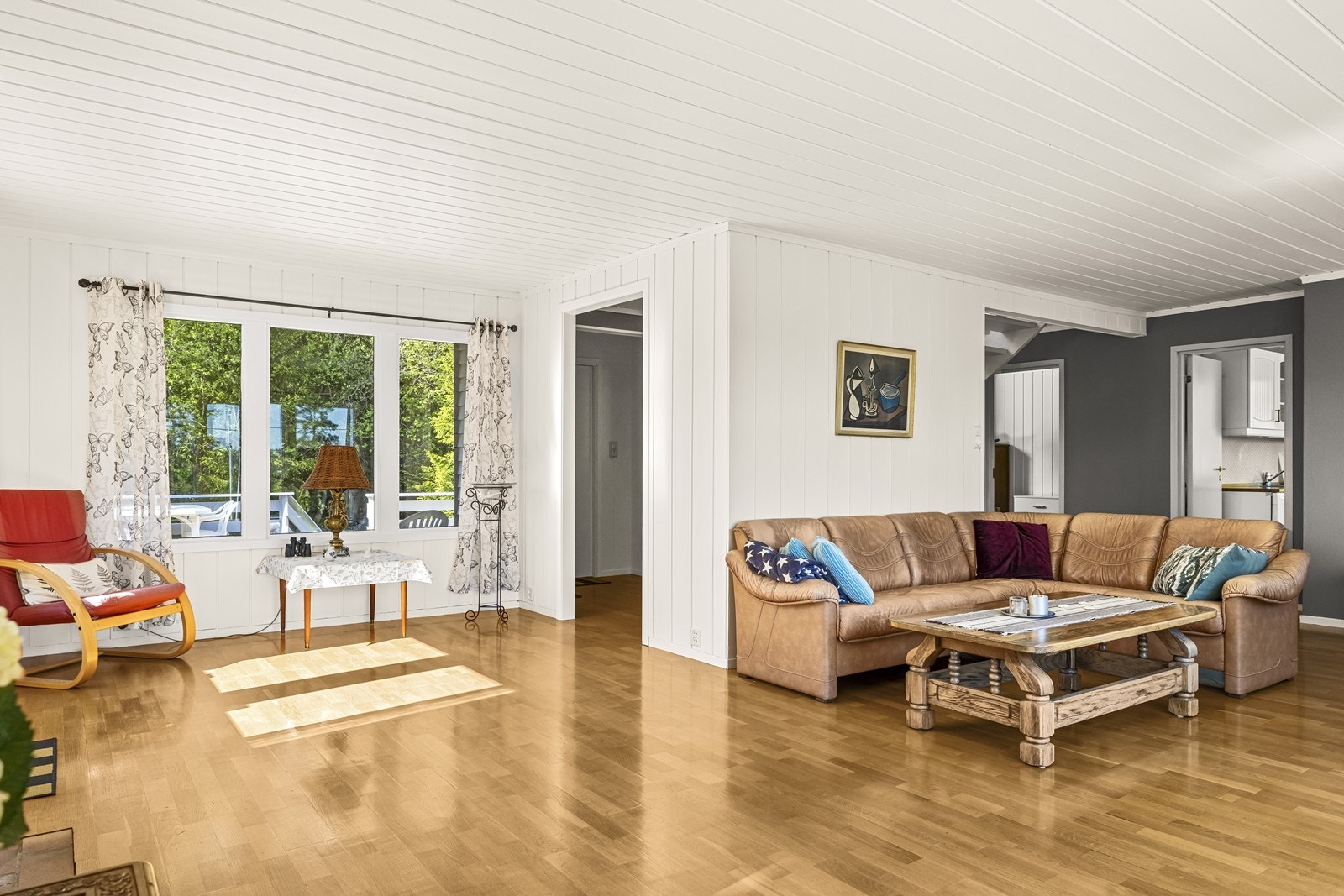 De mange vinduene i stuen rammer inn den grønne utsikten. Galleribilde