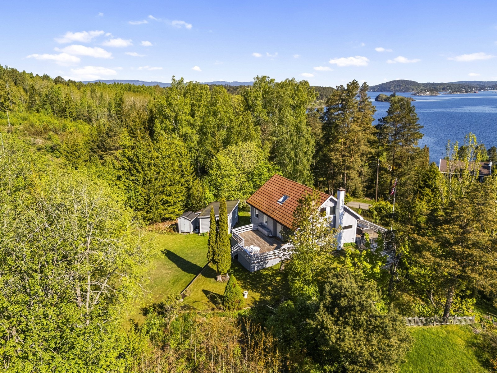 Boligen ligger i et område med spredt bebyggelse, hovedsakelig fritidsboliger. Galleribilde