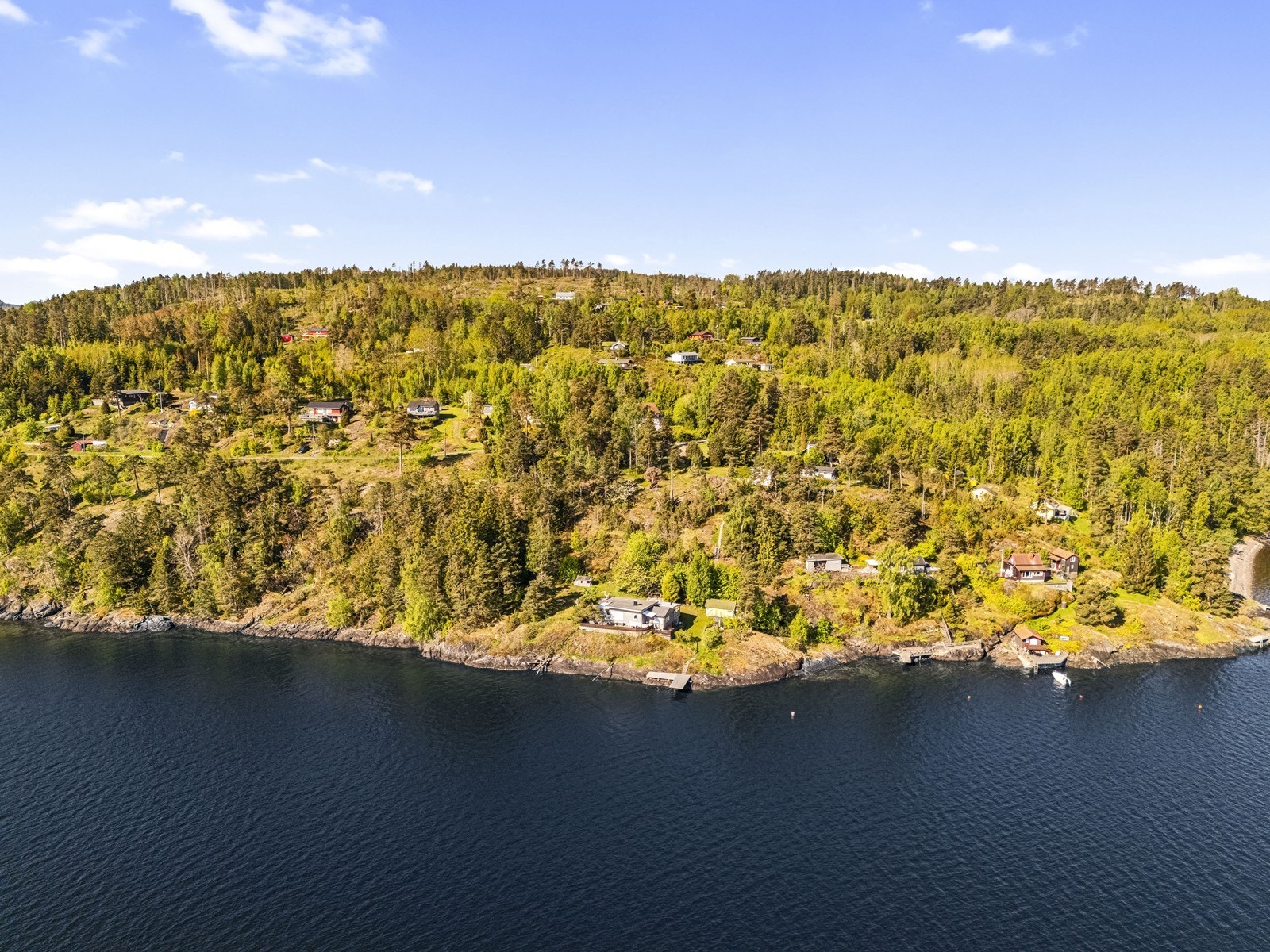 Utsikt over fjorden og kystlinjen fra luften. Galleribilde