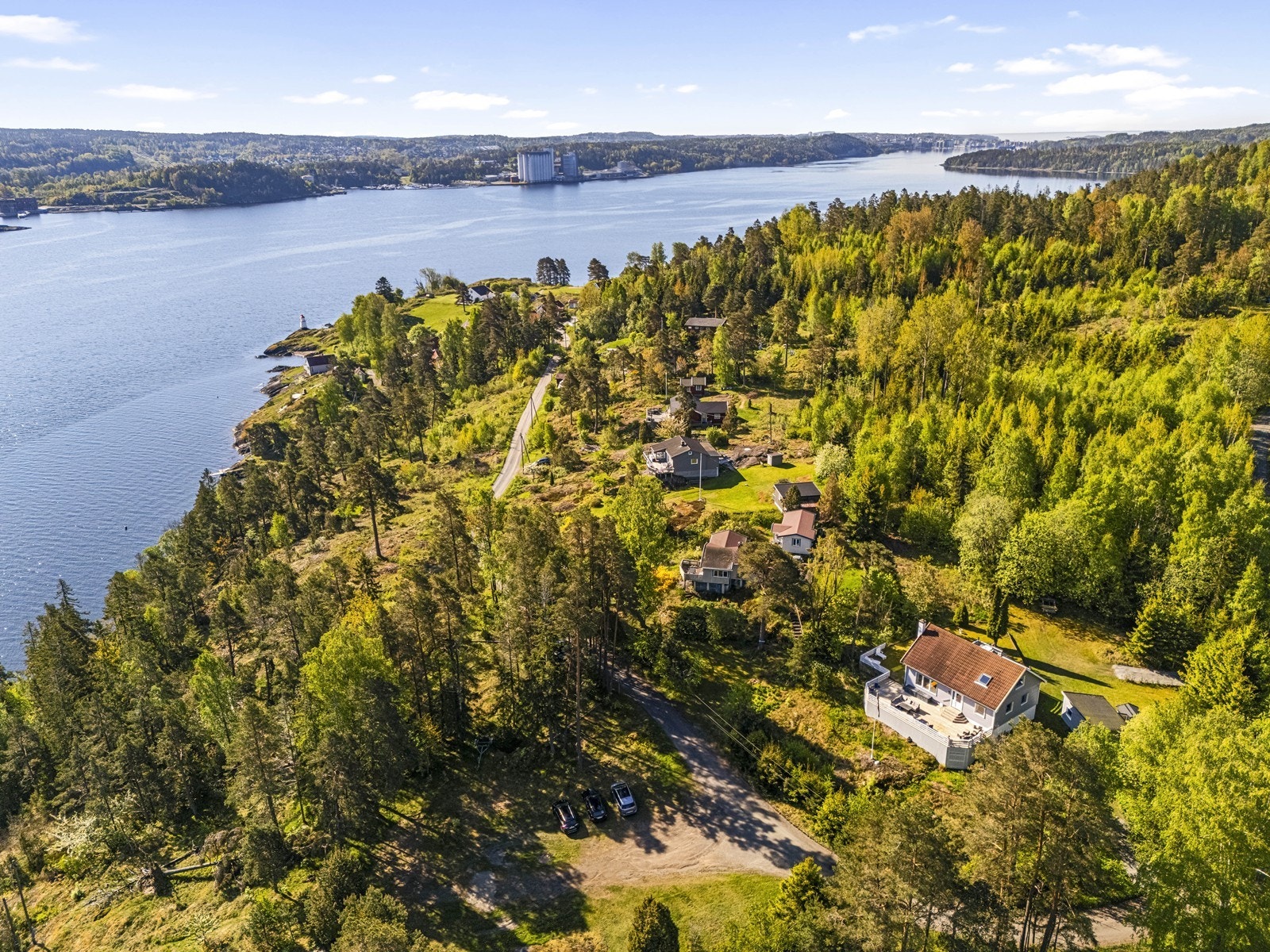 Beliggenheten gir kort vei ned til sjøen med mulighet for bading og båtliv. Galleribilde