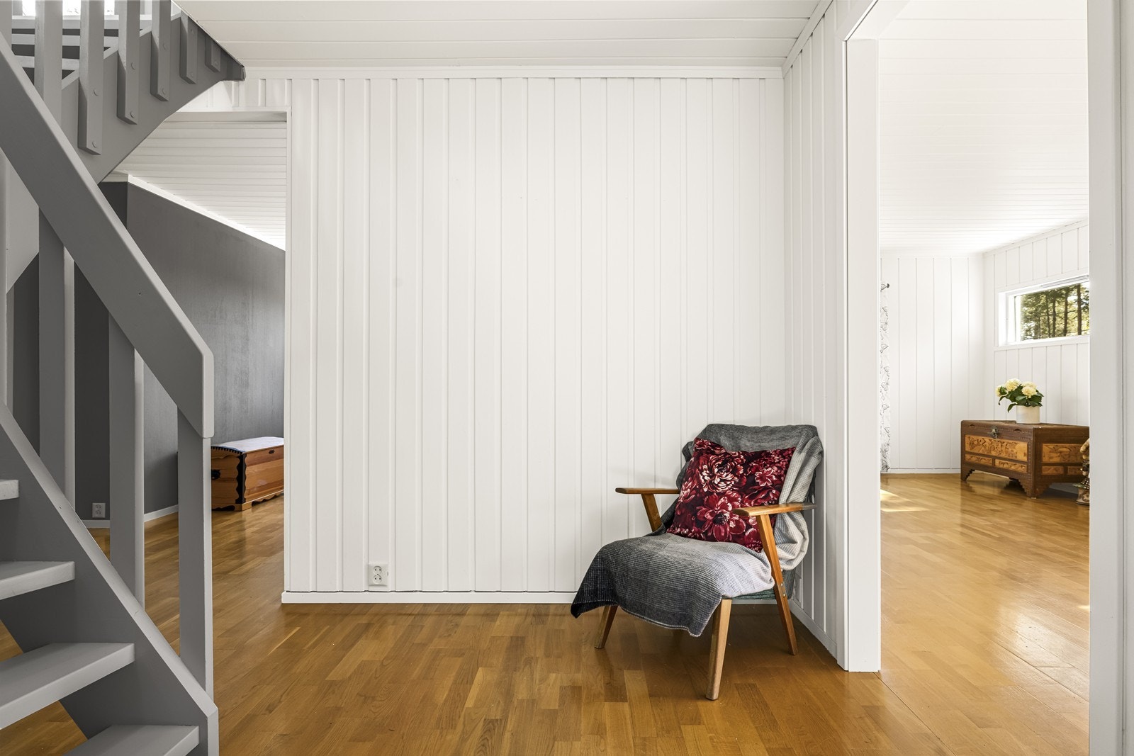 Gangen i første etasje har trappeforbindelse til andre etasje og tilgang til stuen. Galleribilde