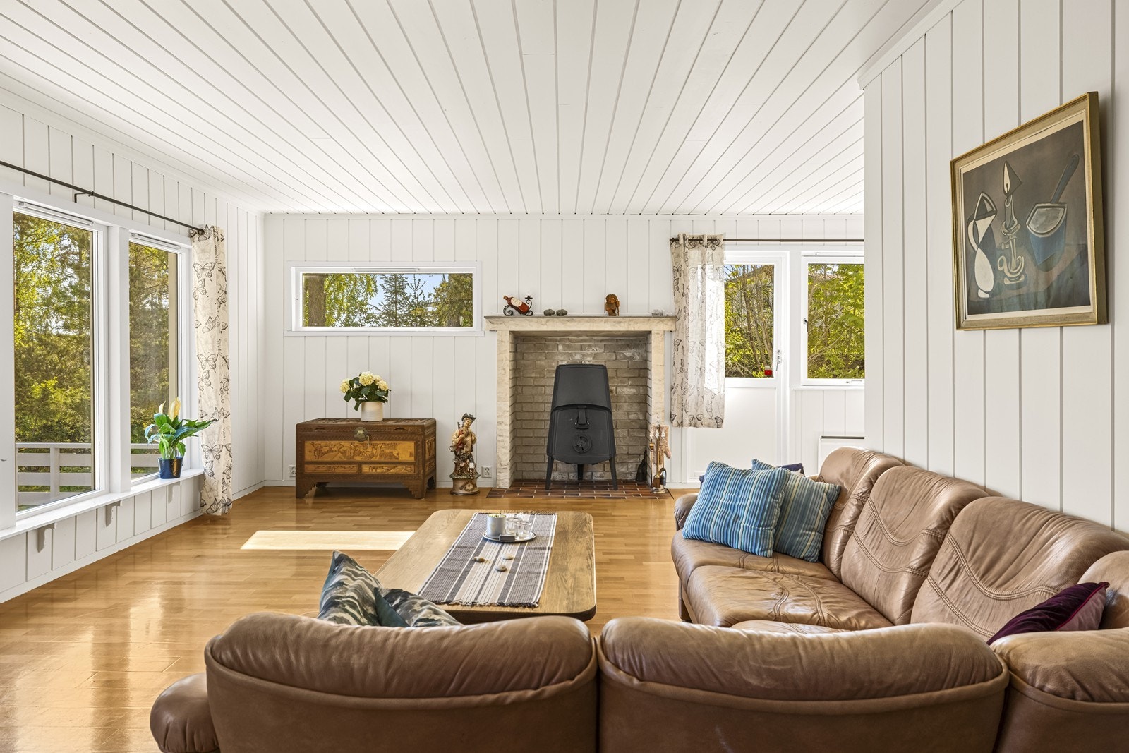 Stuen er romslig og har plass til en stor sofagruppe. Store vindusflater gir godt med dagslys. Galleribilde