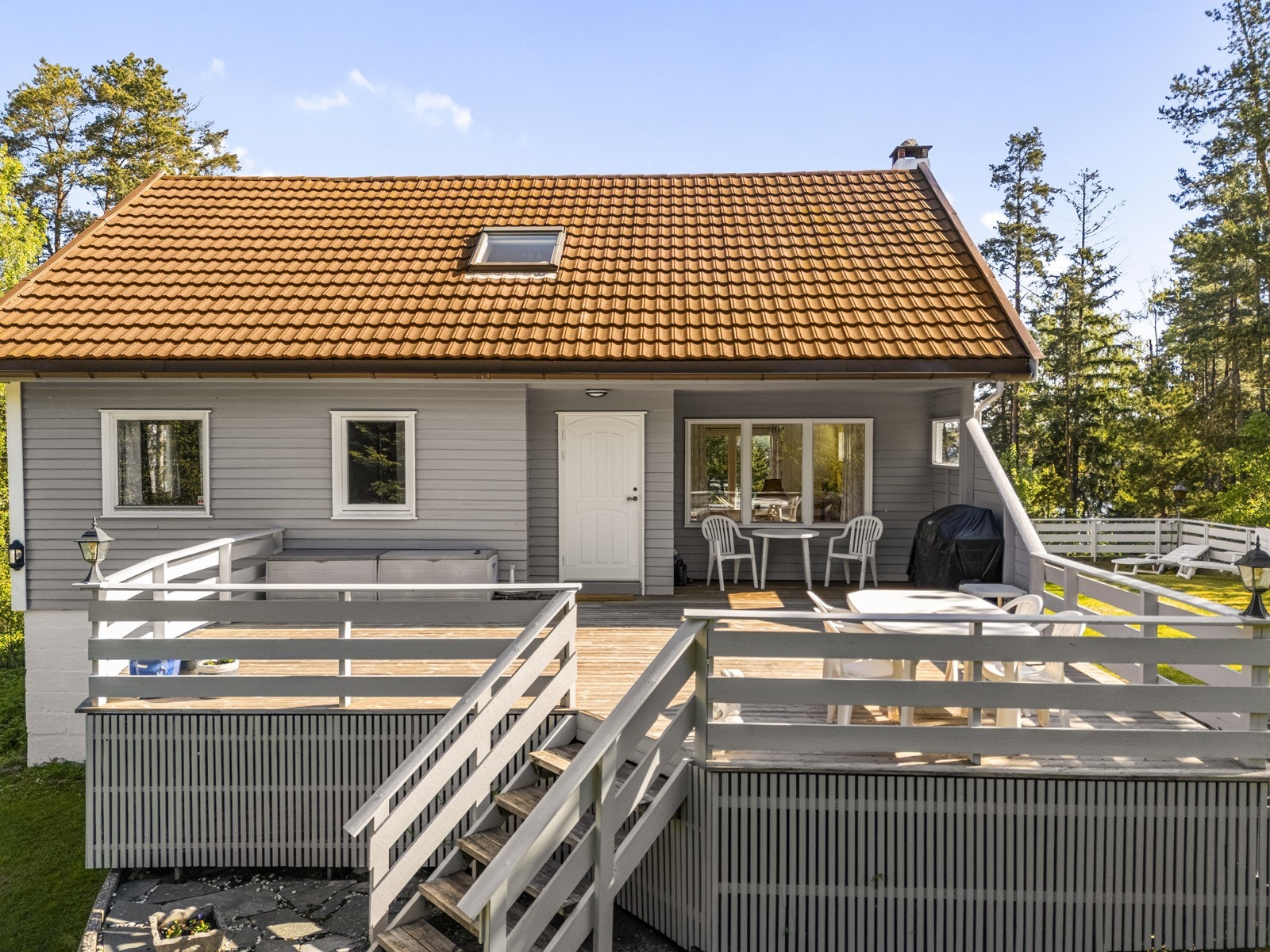 Fasaden er kledd med trepanel og har Decra takpanner. Galleribilde
