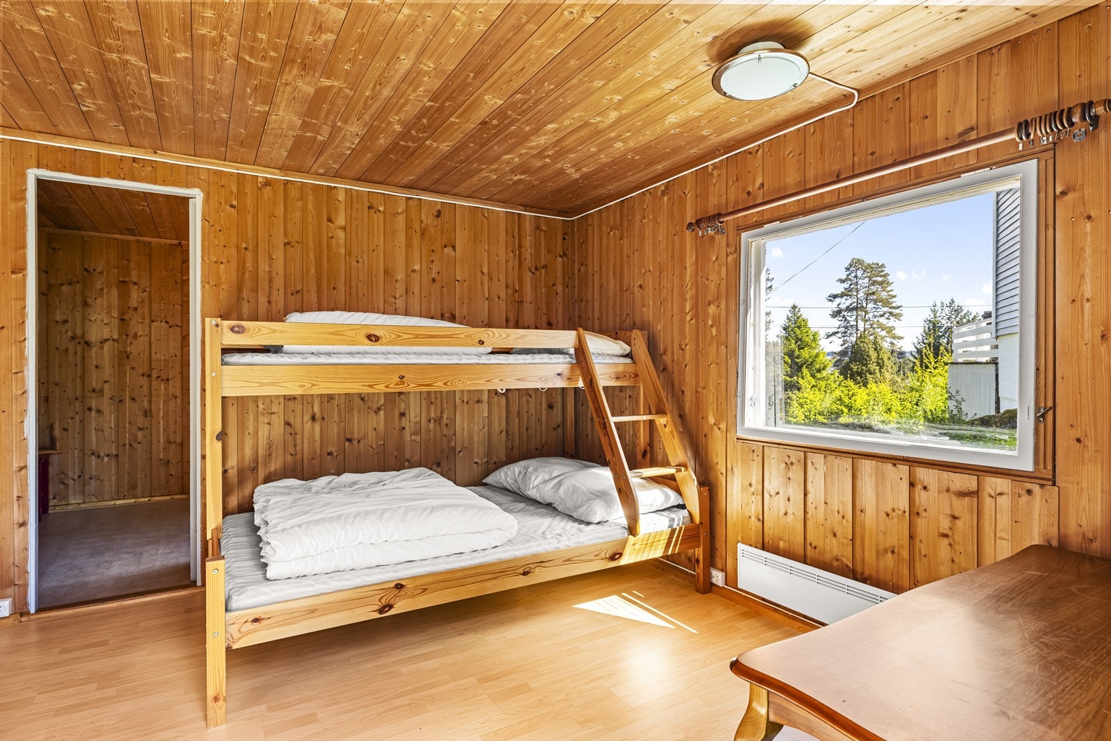 Annekset på tomten er innredet med praktiske soveplasser, ideelt for gjester. Galleribilde