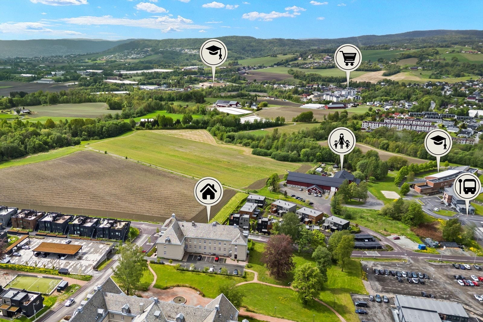 Beliggenheten er barnevennlig med gangavstand til Lierbyen ungdomsskole, flere barnehager og bussholdeplass med gode forbindelser. Galleribilde