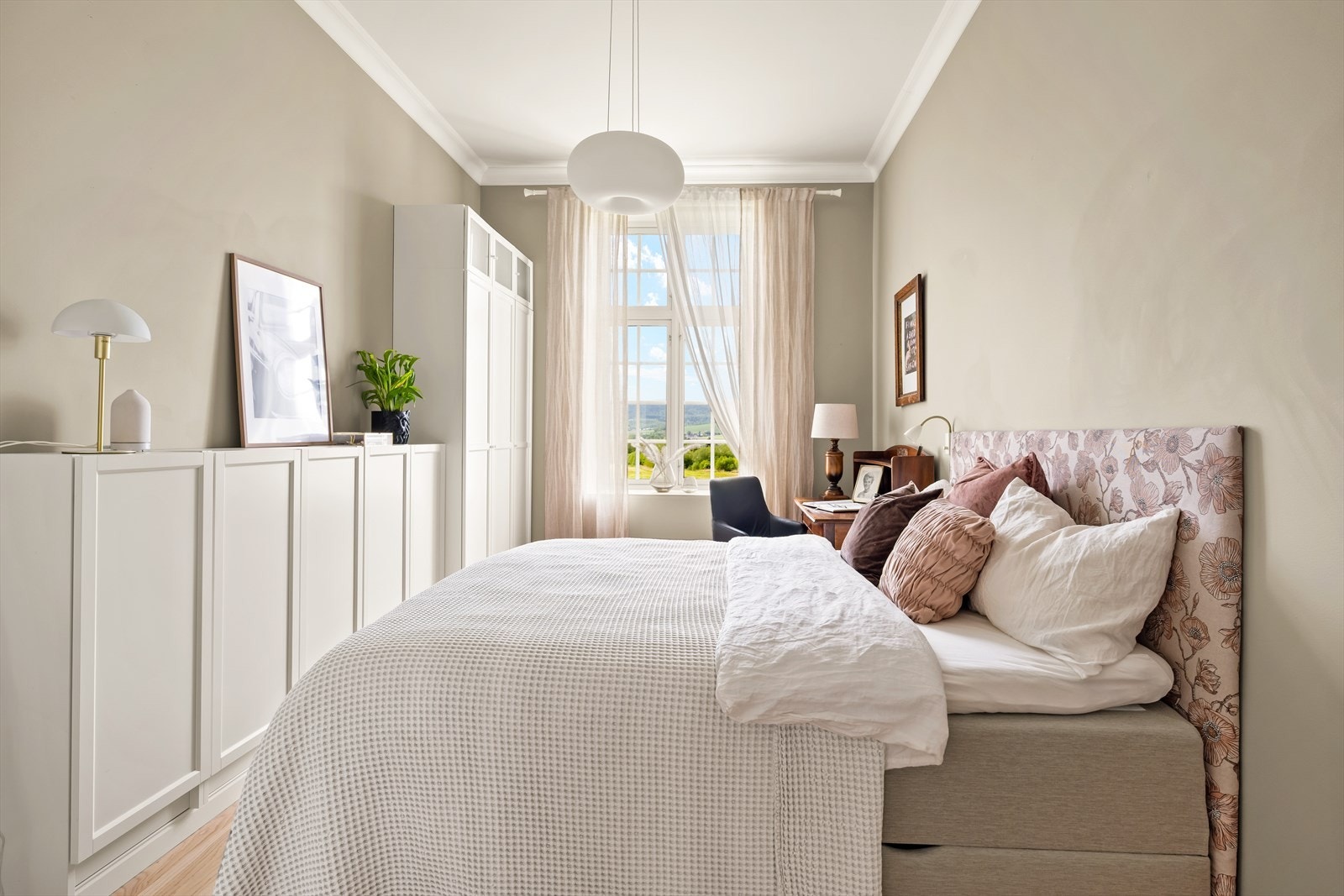 Lyst og trivelig soverom med plass til både seng, garderobe og en liten kontorplass. Galleribilde