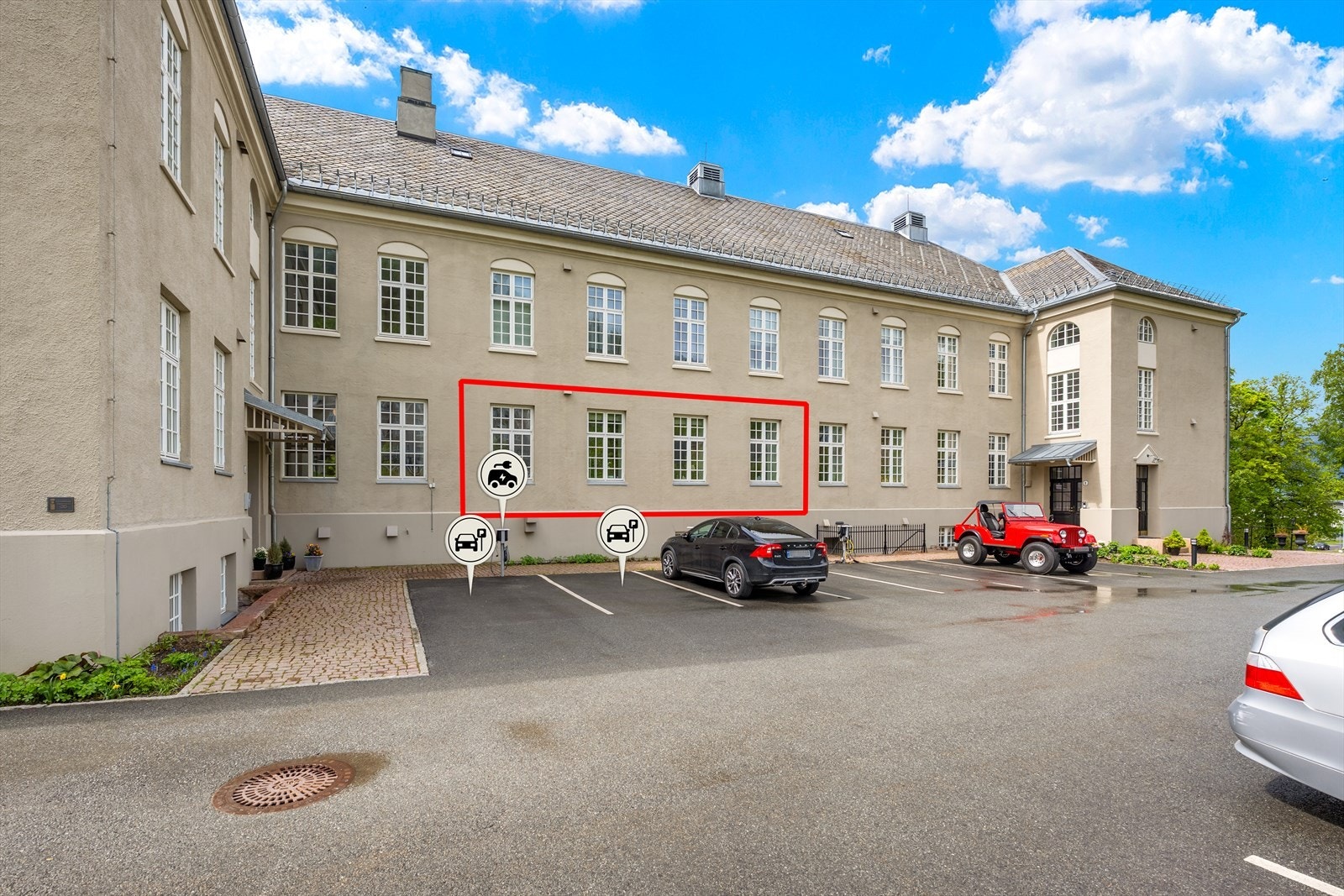 En av de to parkeringsplassene er utstyrt med elbillader, og den andre er klargjort for montering. Galleribilde
