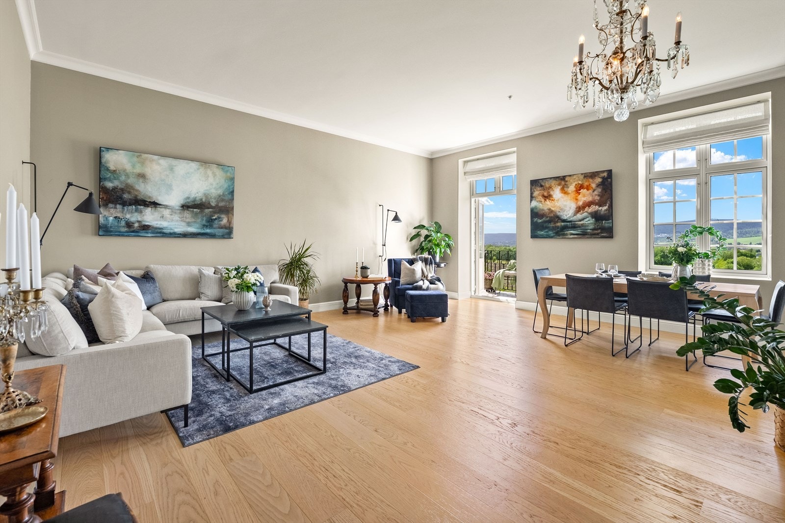 Stuen er romslig og lett å møblere, med god plass til både sofagruppe og spisebord. Galleribilde