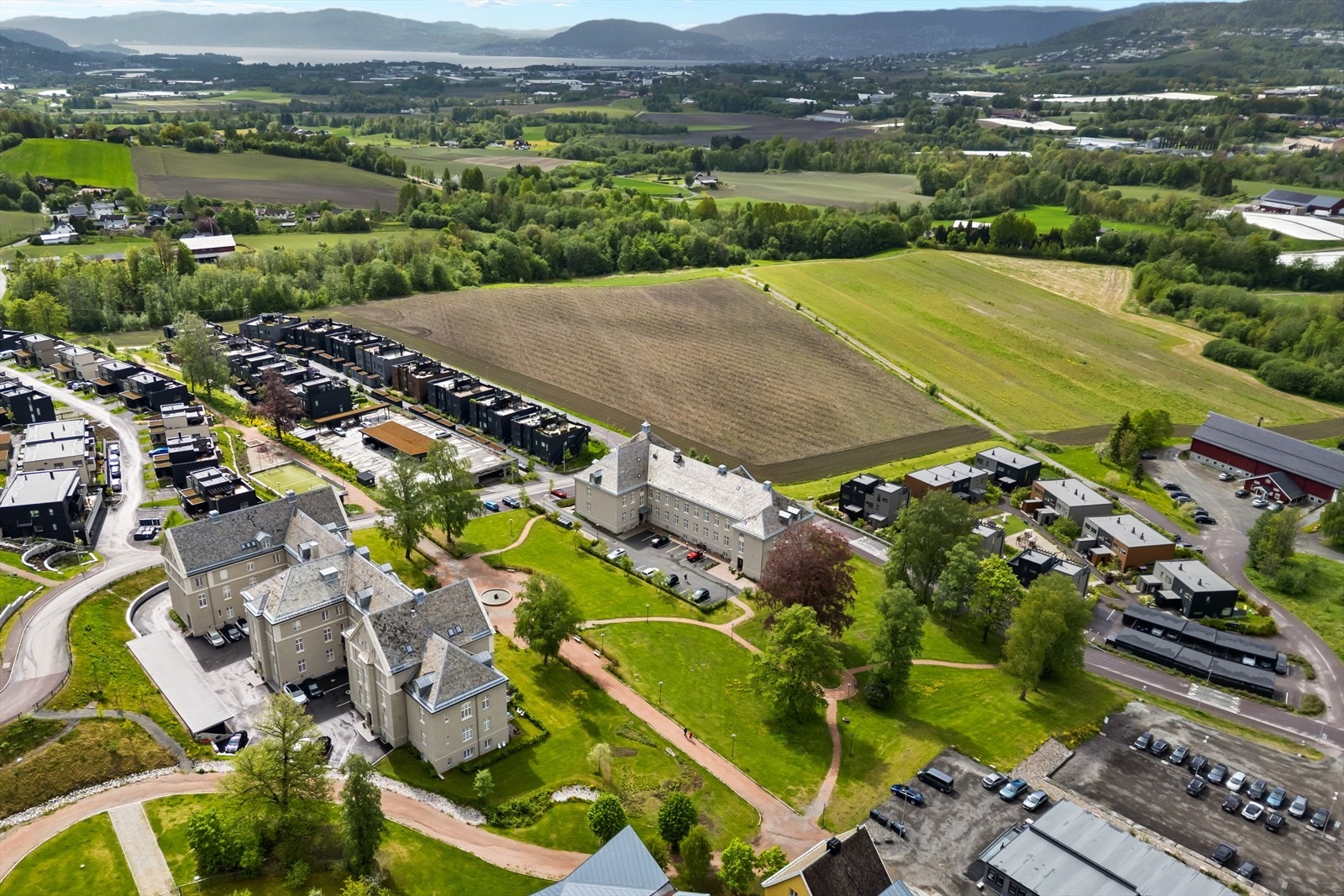 Fra leiligheten er det kort vei til både Asker og Drammen, med enkel adkomst til E18. Galleribilde