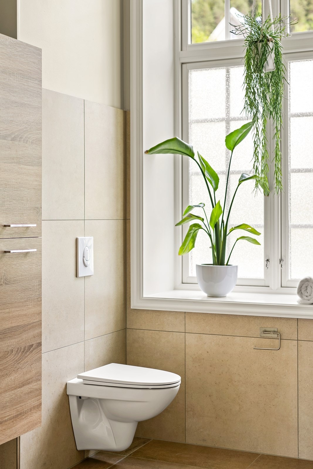 Badet har moderne løsninger som veggmontert toalett for enklere renhold. Galleribilde