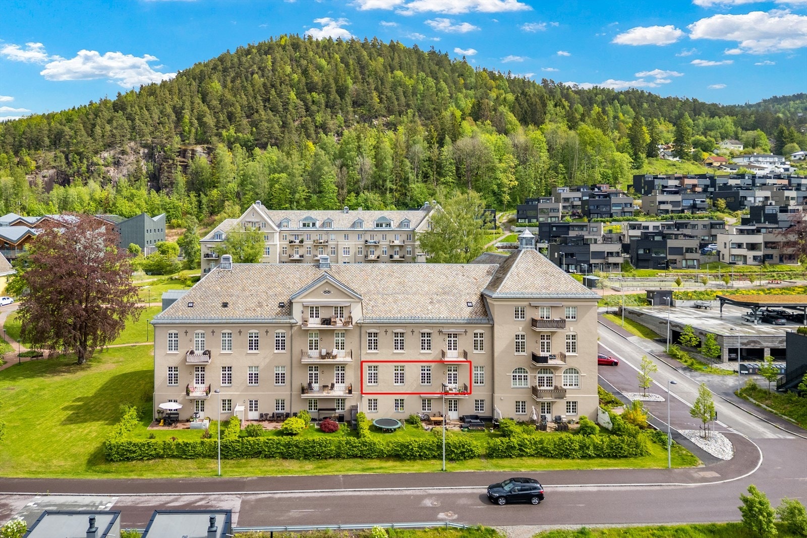 En klassisk og romslig selveierleilighet med høy standard og en attraktiv beliggenhet i Lier. Galleribilde