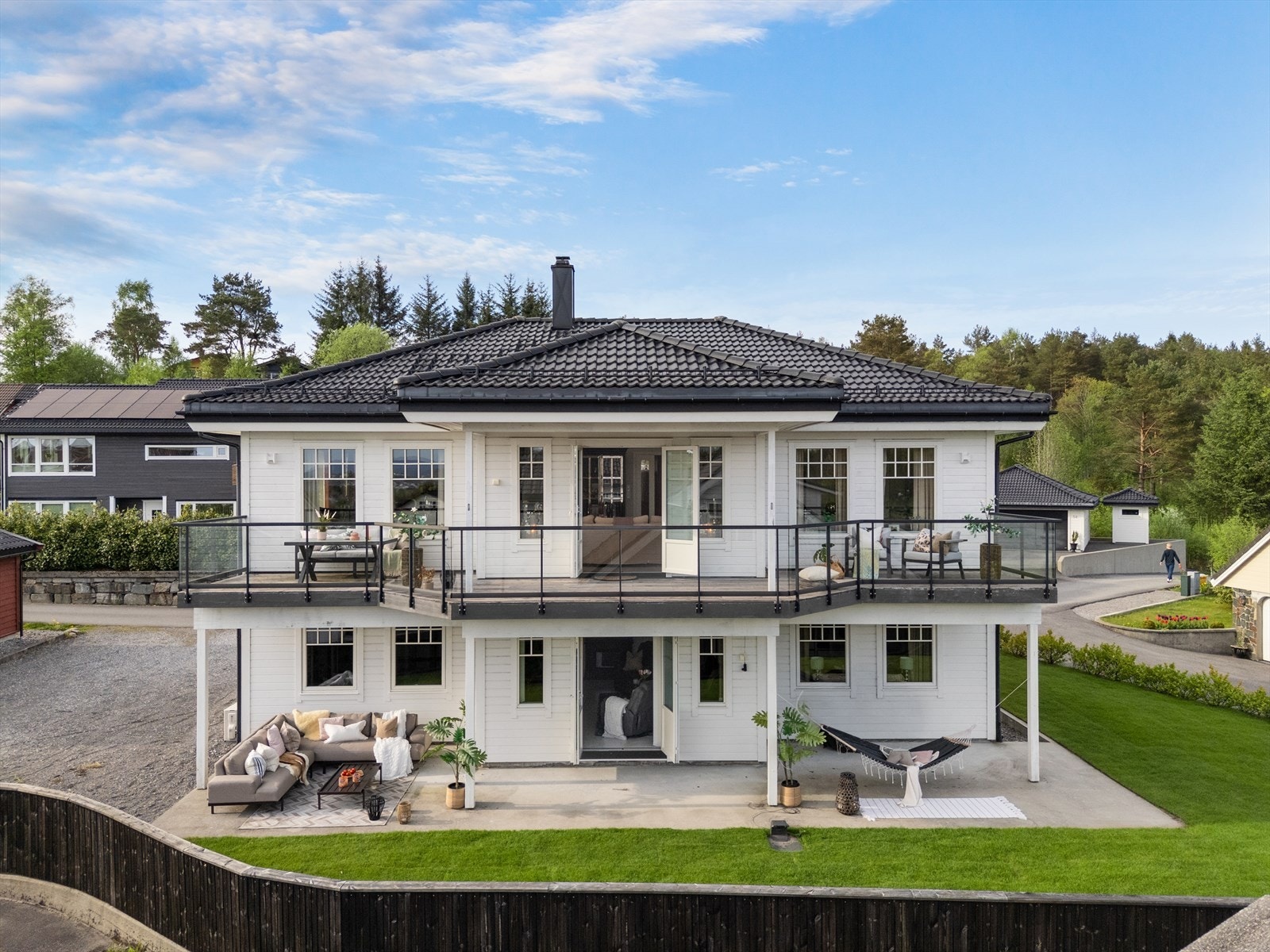 - Idyllisk beliggende enebolig, bygget i klassisk stil med gjennomgående høy standard med påkostede og moderne kvaliteter - Galleribilde