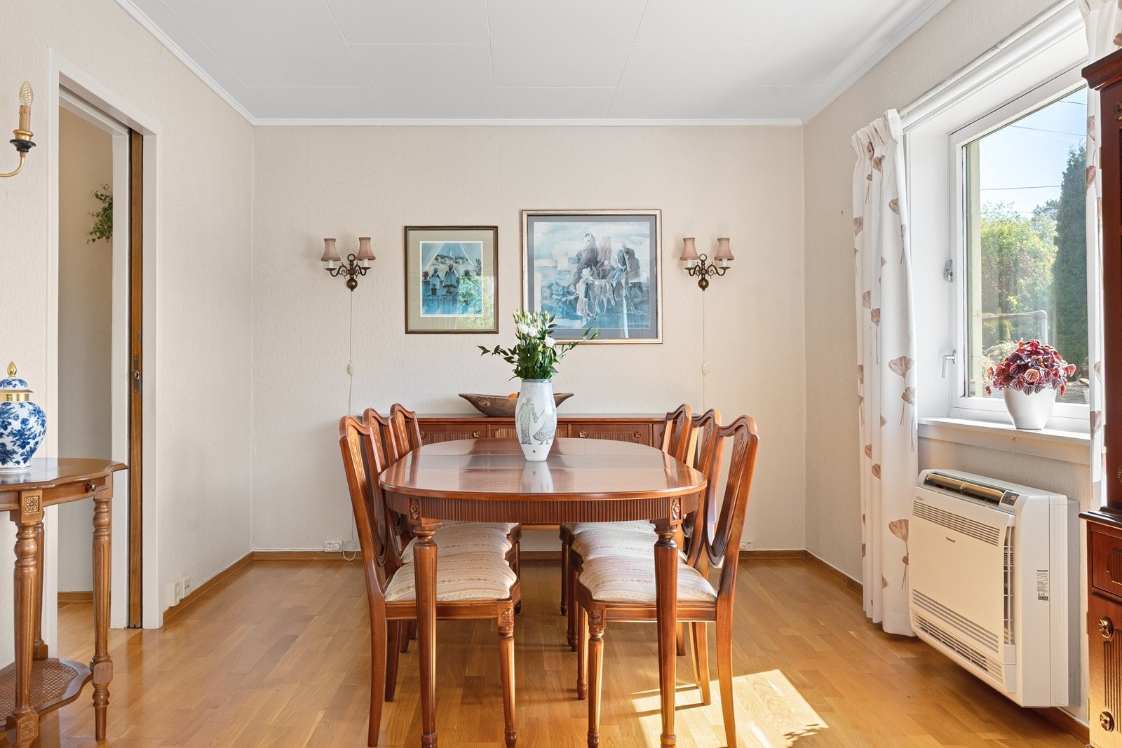 Spisestuen ligger mot kjøkkenet, noe som skaper en åpen, men samtidig tydelig inndelt løsning- godt egnet for både hverdagsliv og sosiale sammenkomster. Galleribilde