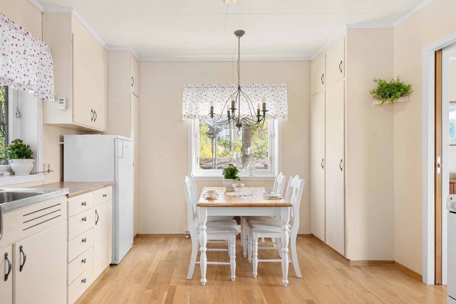 Kjøkkenet ligger lett tilgjengelig fra både gang og spisestue. Det er godt med oppbevaring i både over- og underskap, og rommet har plass til spisebord ved vinduet. Galleribilde