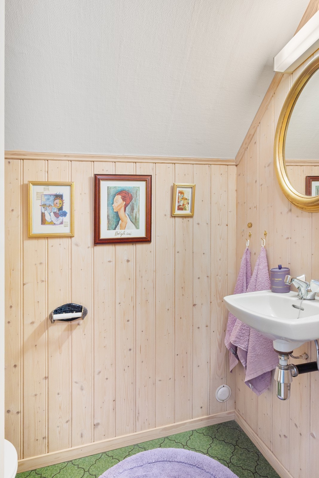Like ved badet ligger ett av boligens to separate toalettrom. Galleribilde