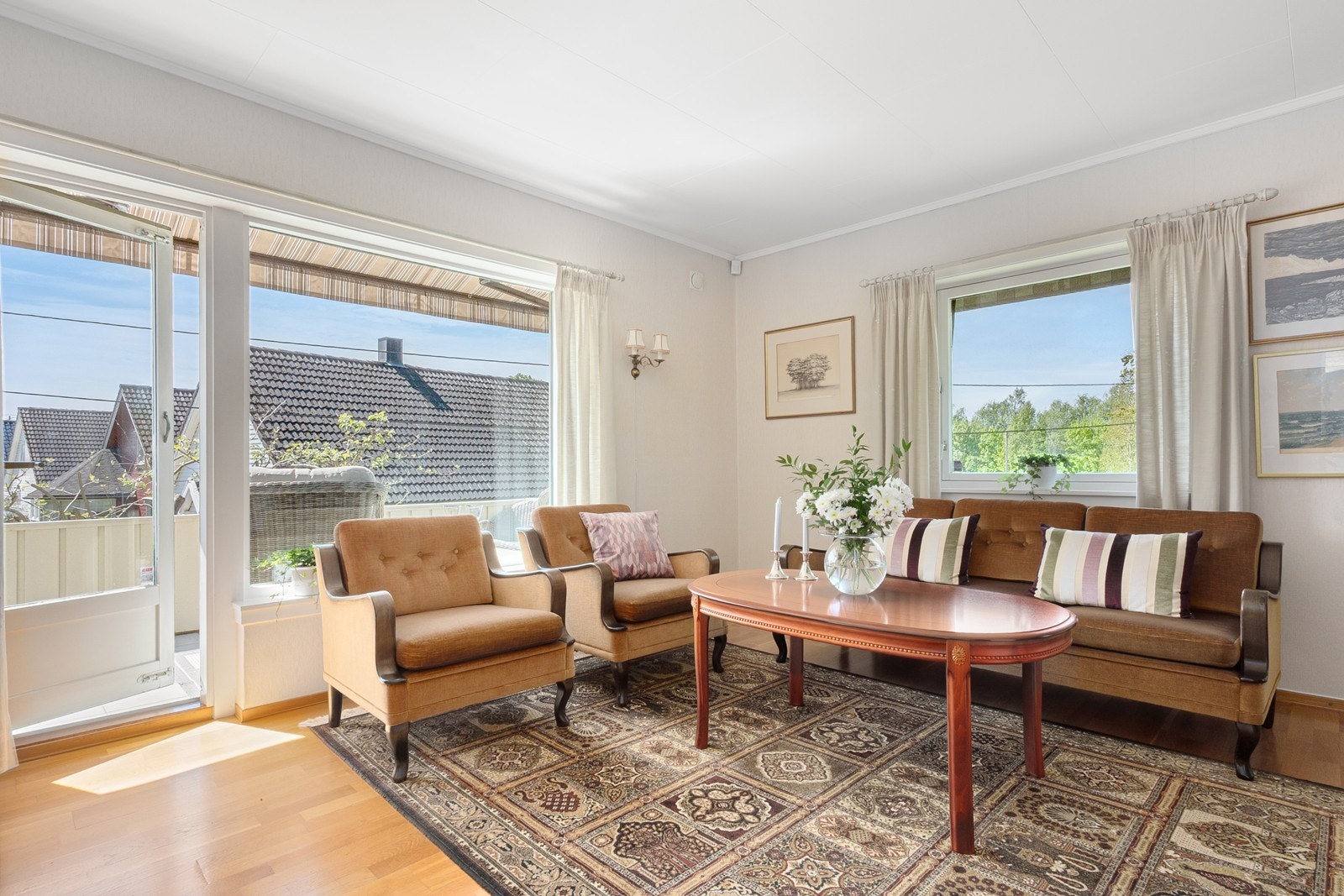 Verandadør fører ut til en sydvendt uteplass. Galleribilde