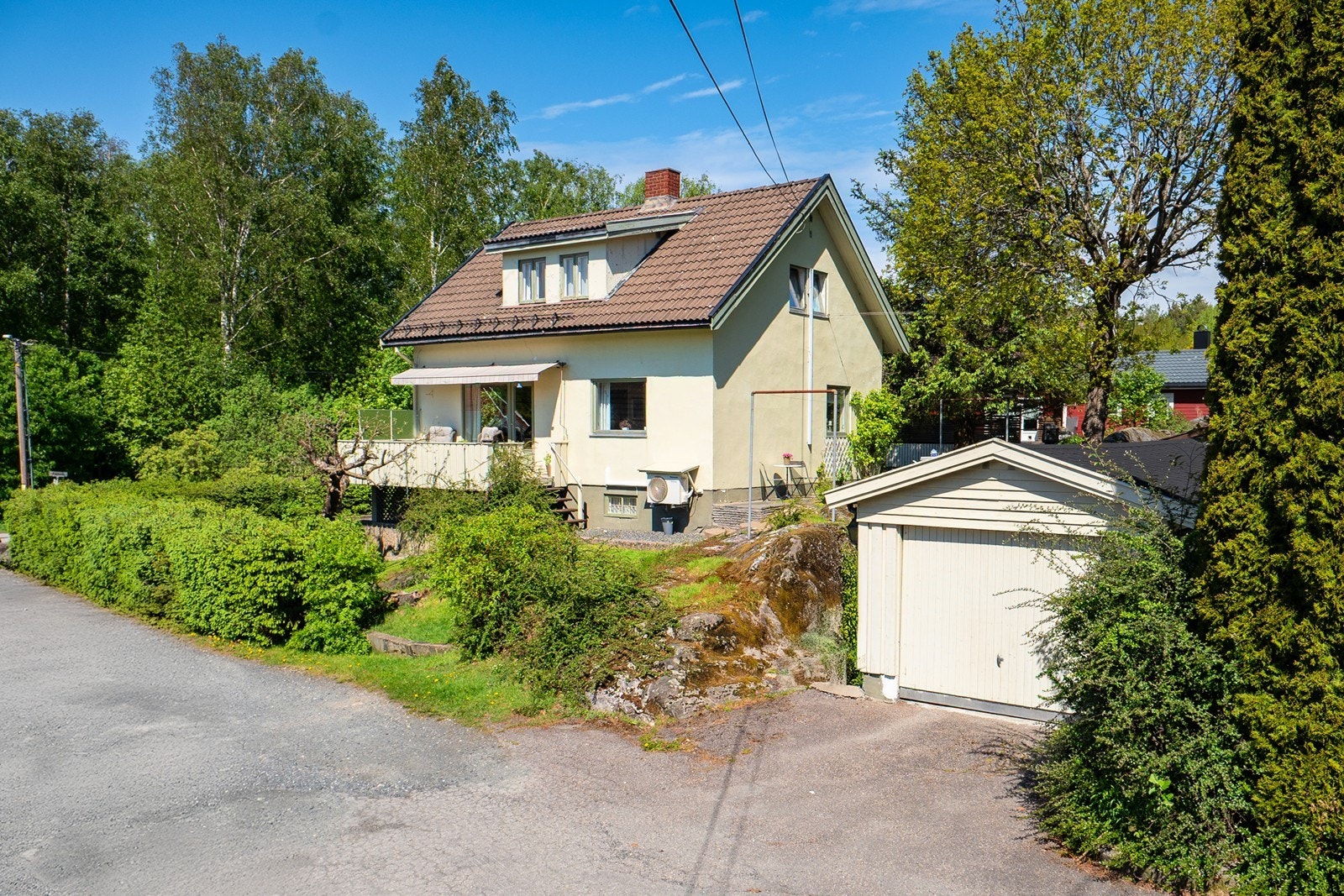 Boligen har parkering både i garasje og på egen gårdsplass på baksiden. Galleribilde