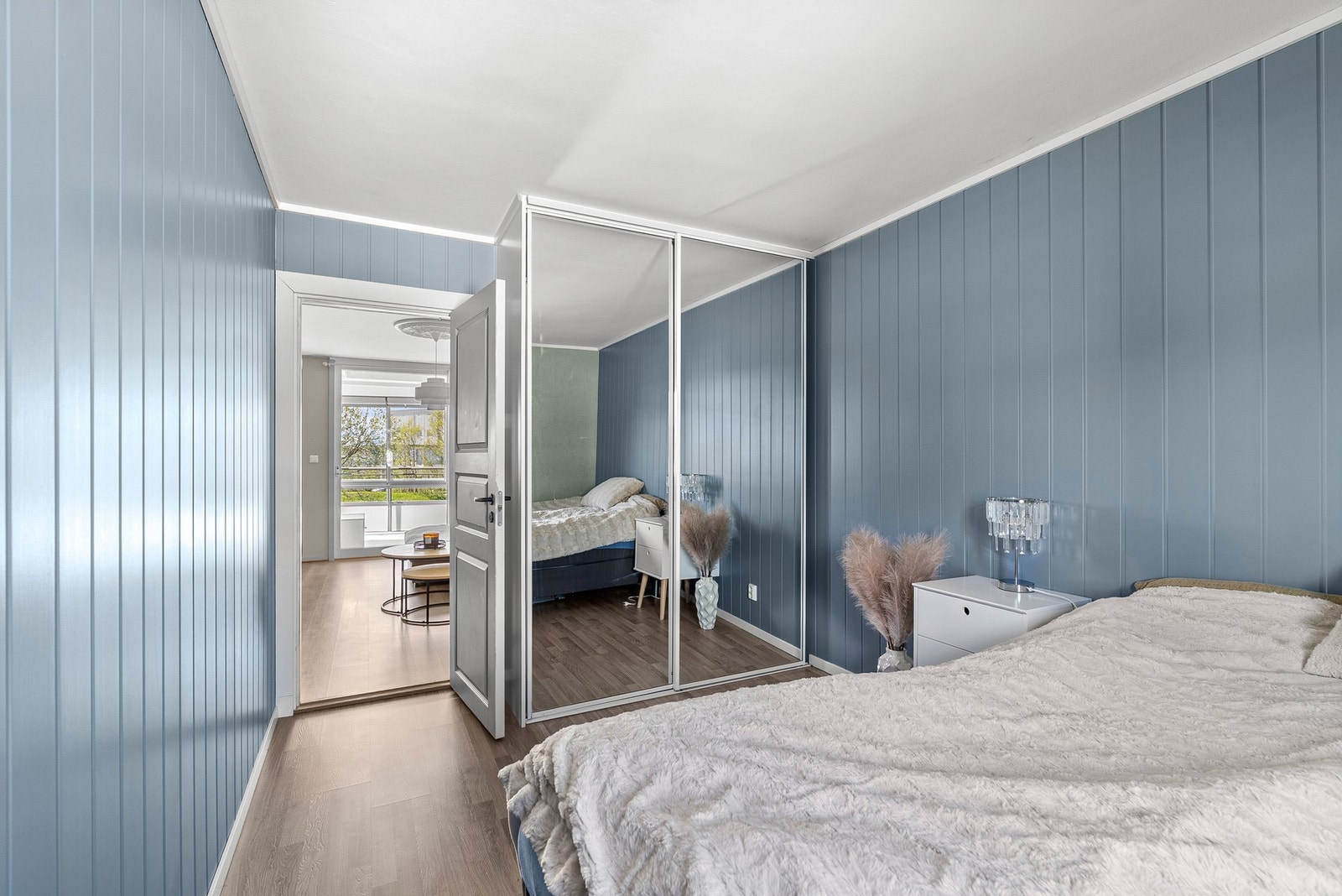Skyvedørsgarderobe med speilfronter gir rikelig med oppbevaringsplass. Galleribilde