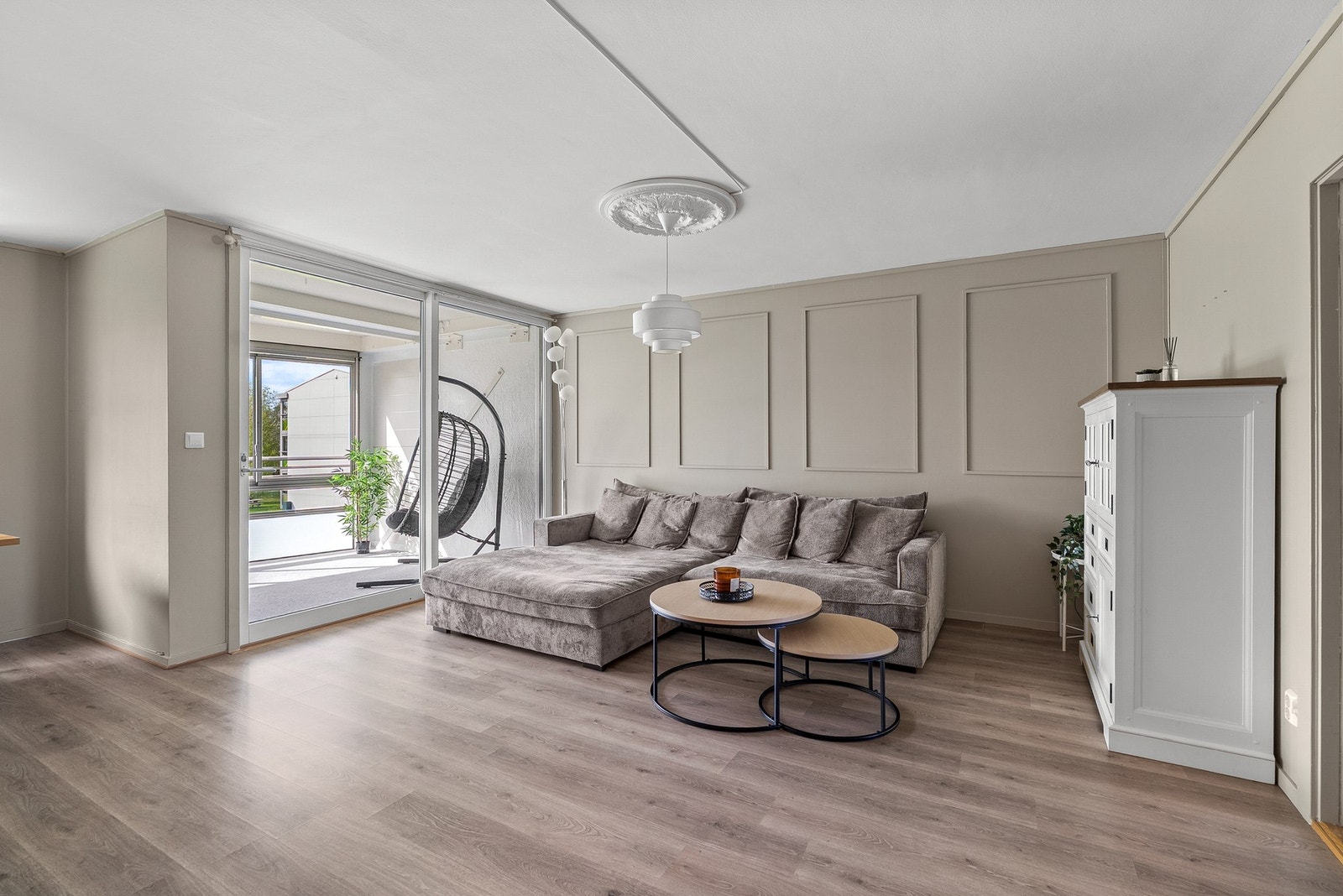 Leiligheten har en romslig stue med plass til sofagruppe og utgang til innglasset balkong. Galleribilde