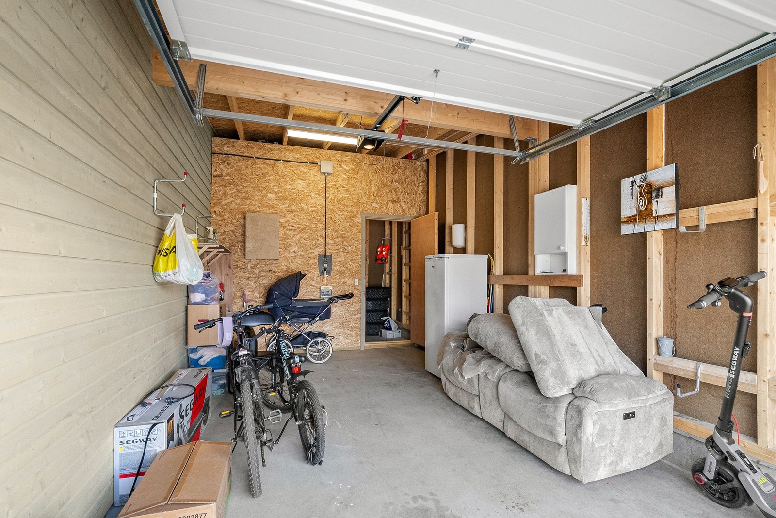 Garasjen gir plass til bilparkering og ekstra lagringsmuligheter. Galleribilde