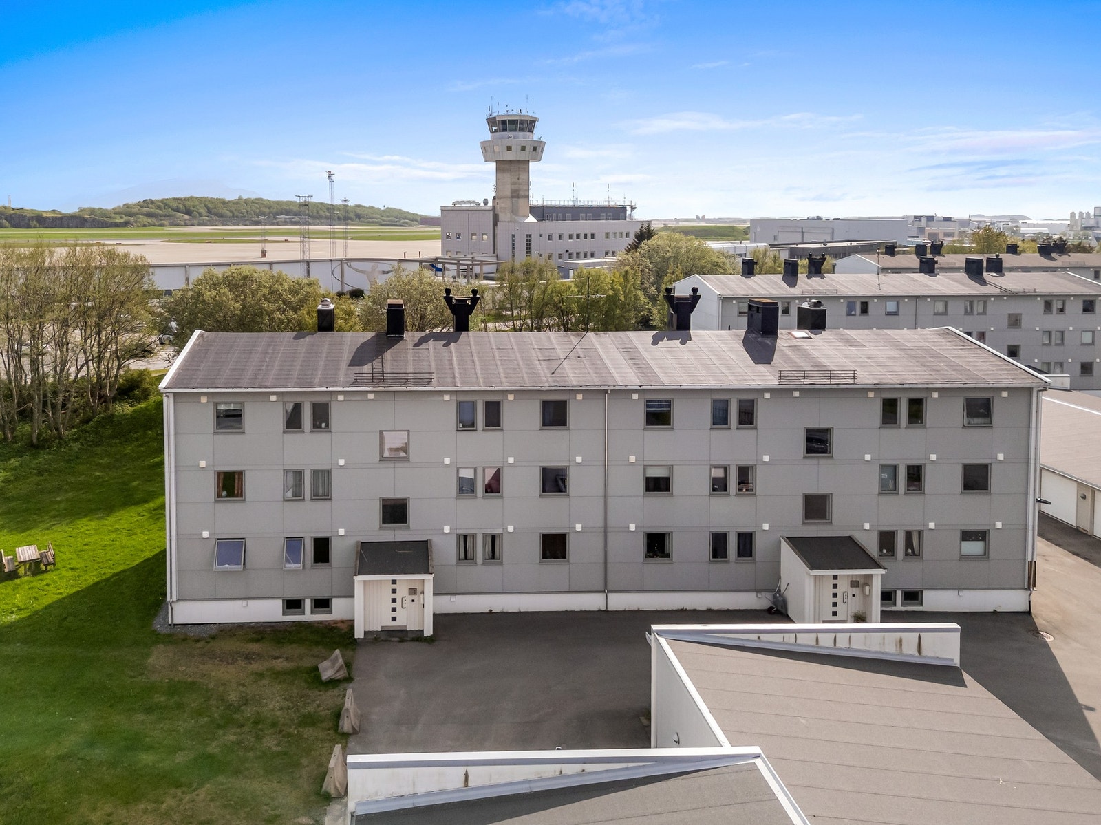 Eiendommen har en sentral beliggenhet med kort avstand til Bodø lufthavn og Bodø sentrum. Galleribilde