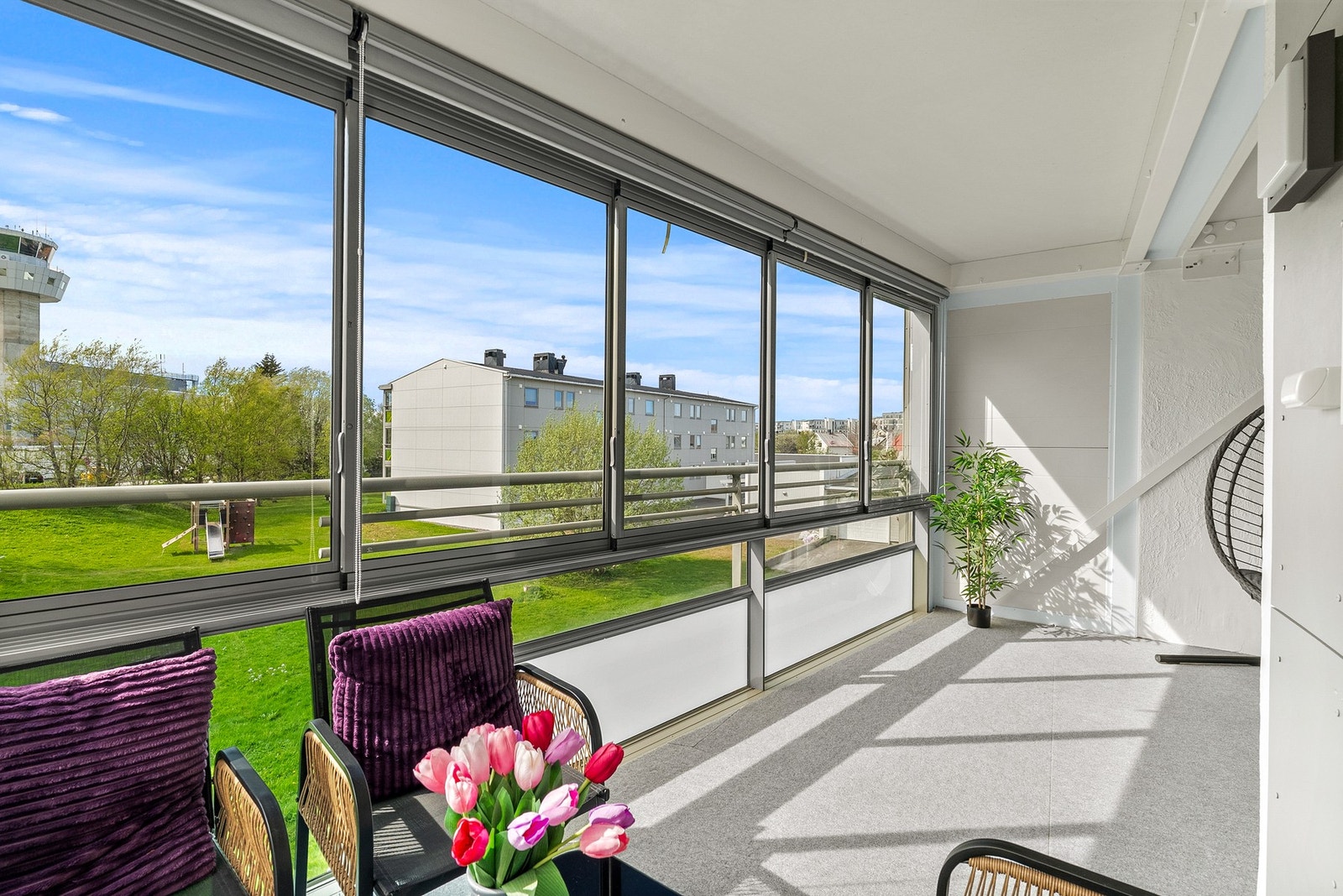 Glasspanelene kan skyves til side for å åpne balkongen helt på varme dager. Galleribilde
