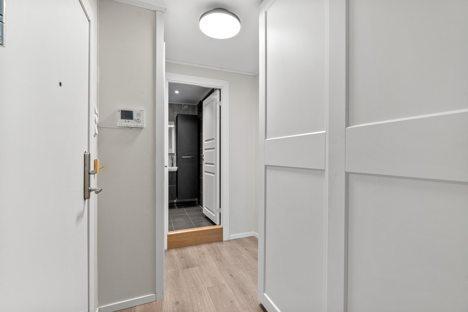 Entréen har plass til yttertøy i garderobeskap og gir tilgang til leilighetens øvrige rom. Galleribilde