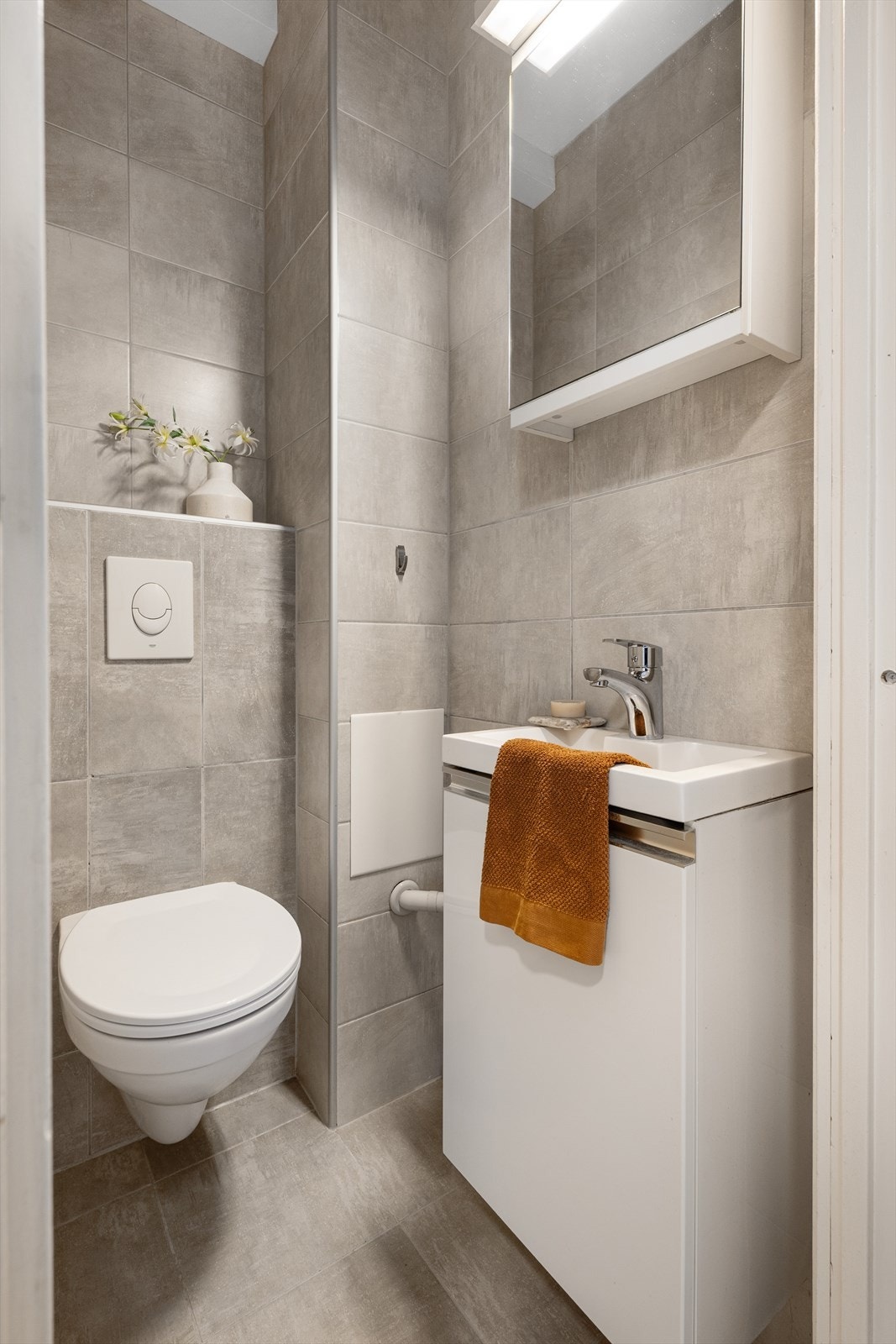 Et separat toalett som er oppgradert i 2013. Galleribilde