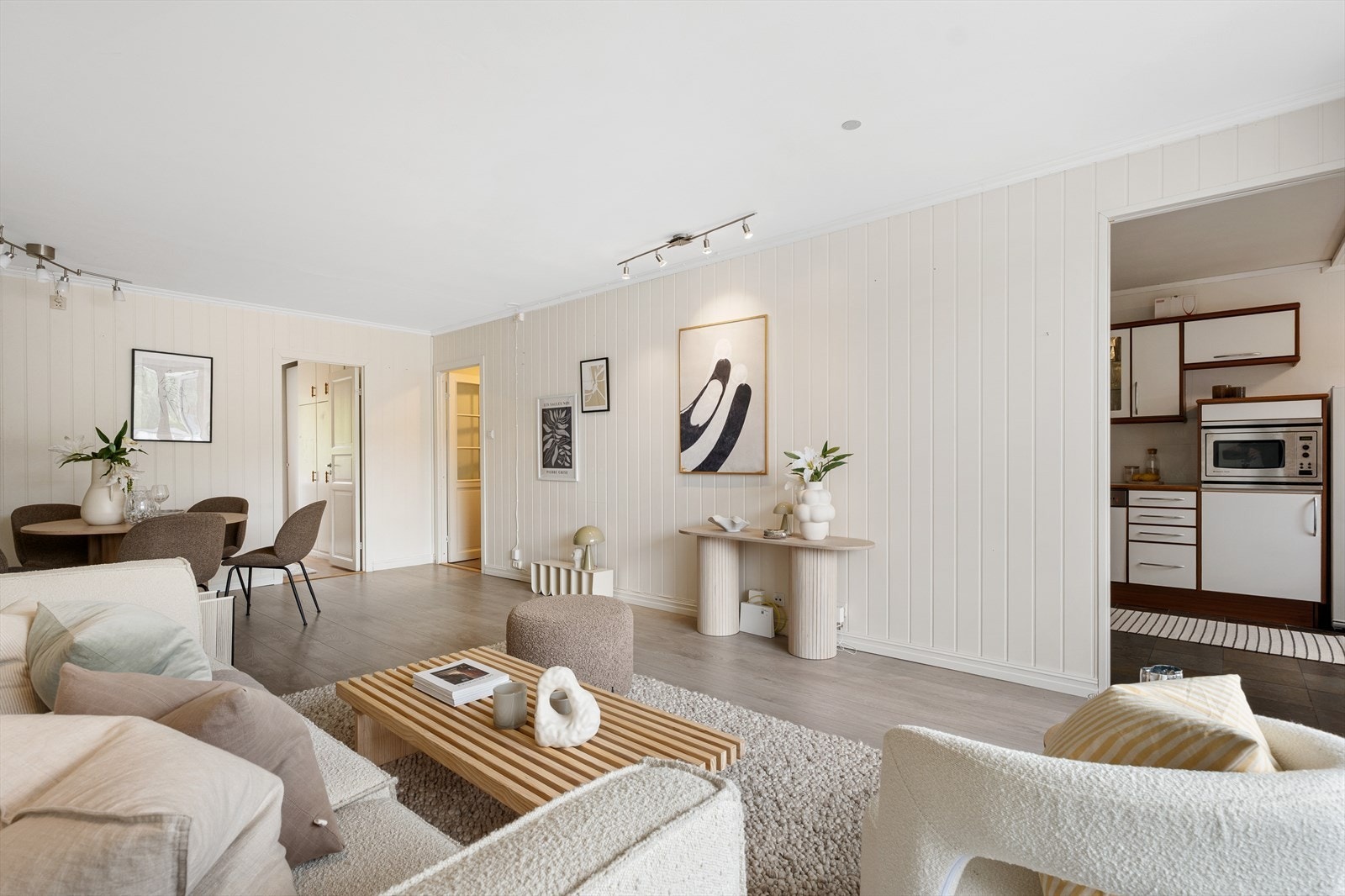 I stuen er det god plass til et spisebord der du kan samle hele familien til et godt måltid. Galleribilde